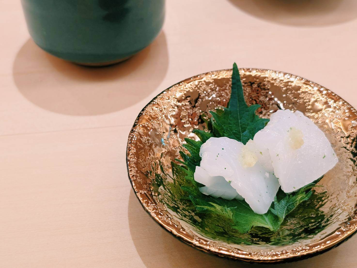 嚴選澎湖海域直送的頂級槍烏賊，其肉質飽滿多汁且帶有絕佳彈性，感受海洋的甜美精華。攝影／高麗音