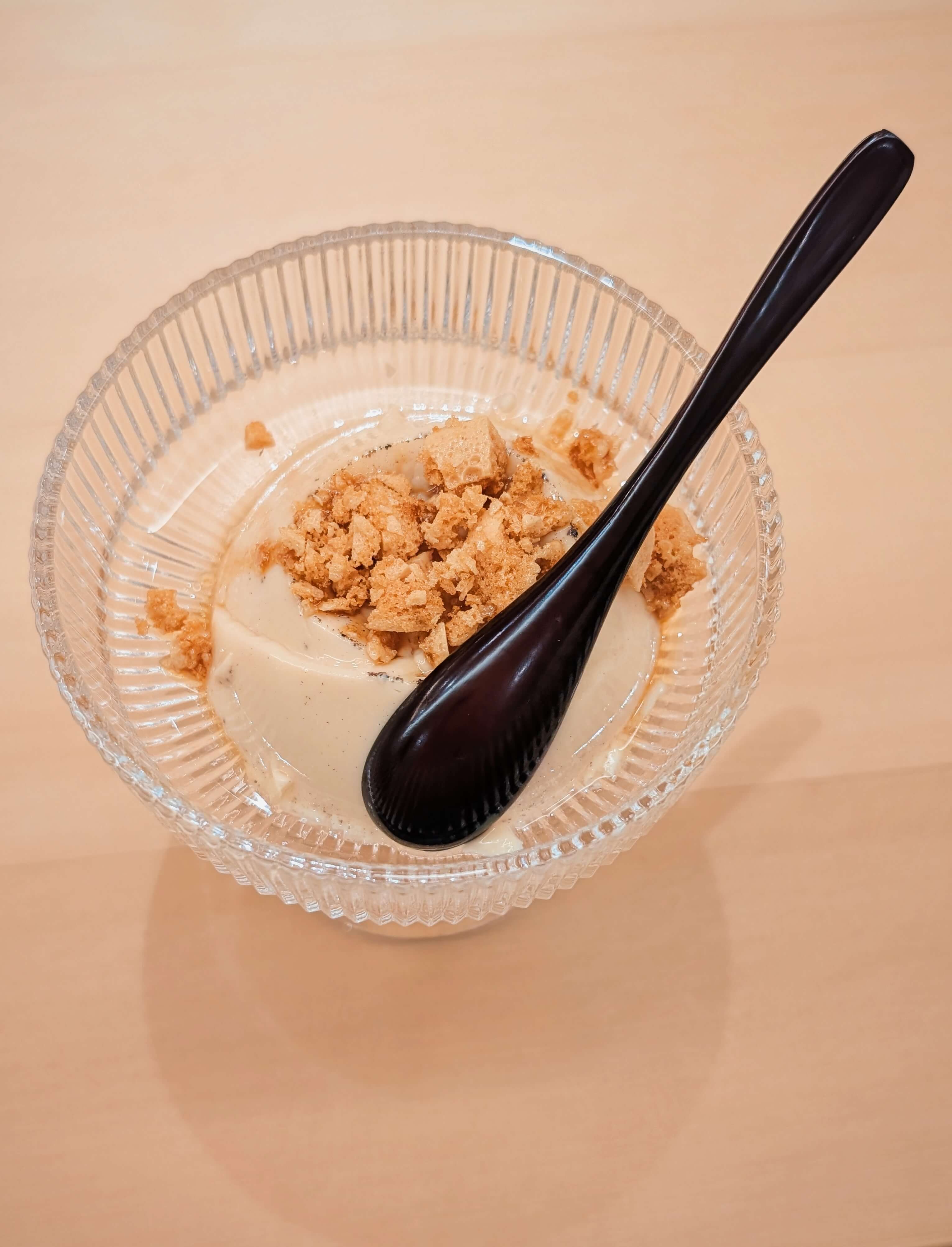 以在地鮮乳搭配彰化小農土雞蛋、馬達加斯加香草籽製成的軟嫩布丁。攝影／高麗音