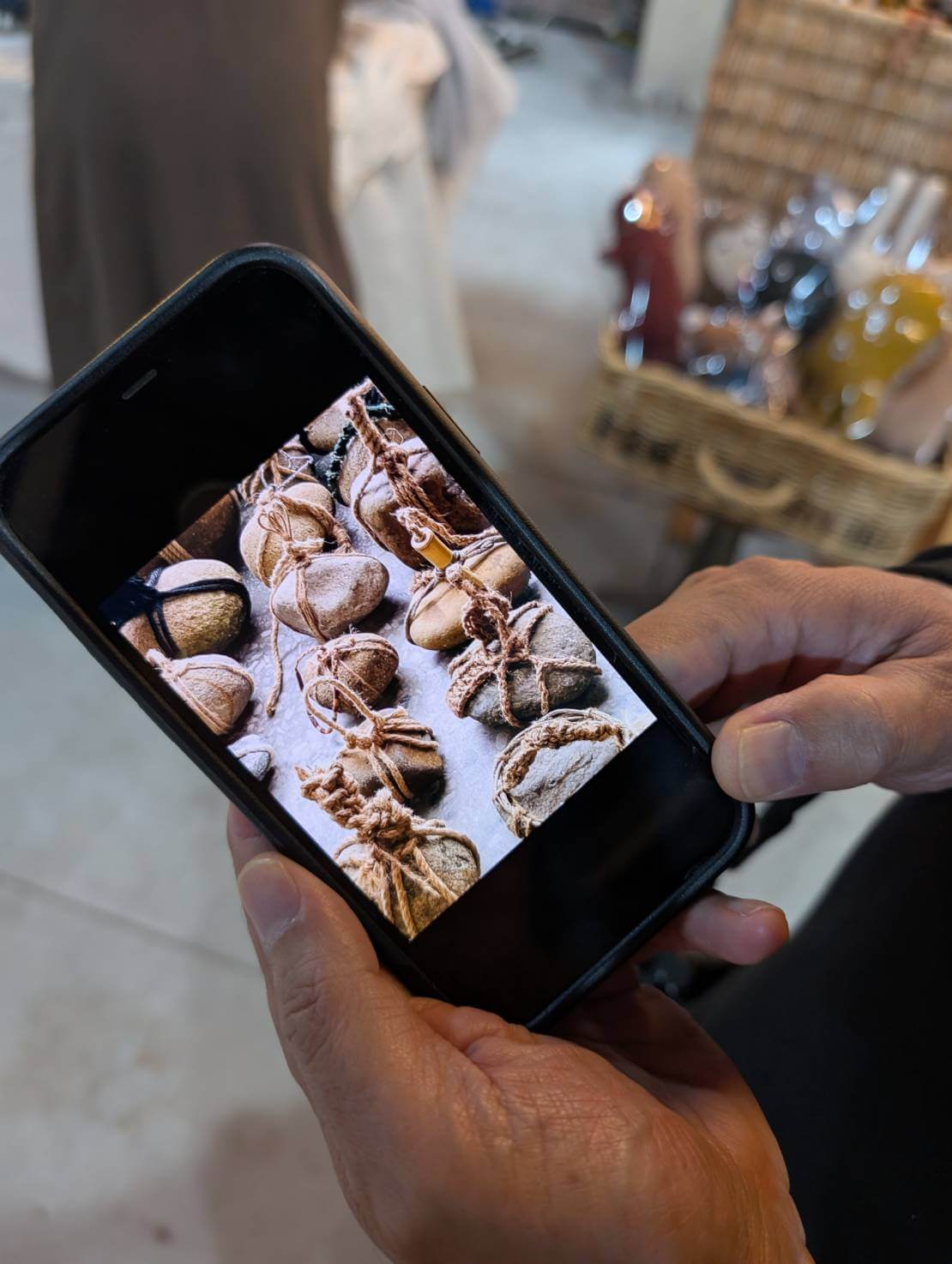 李清志老師翻出學生們創作「關守石」的照片。攝影／高麗音