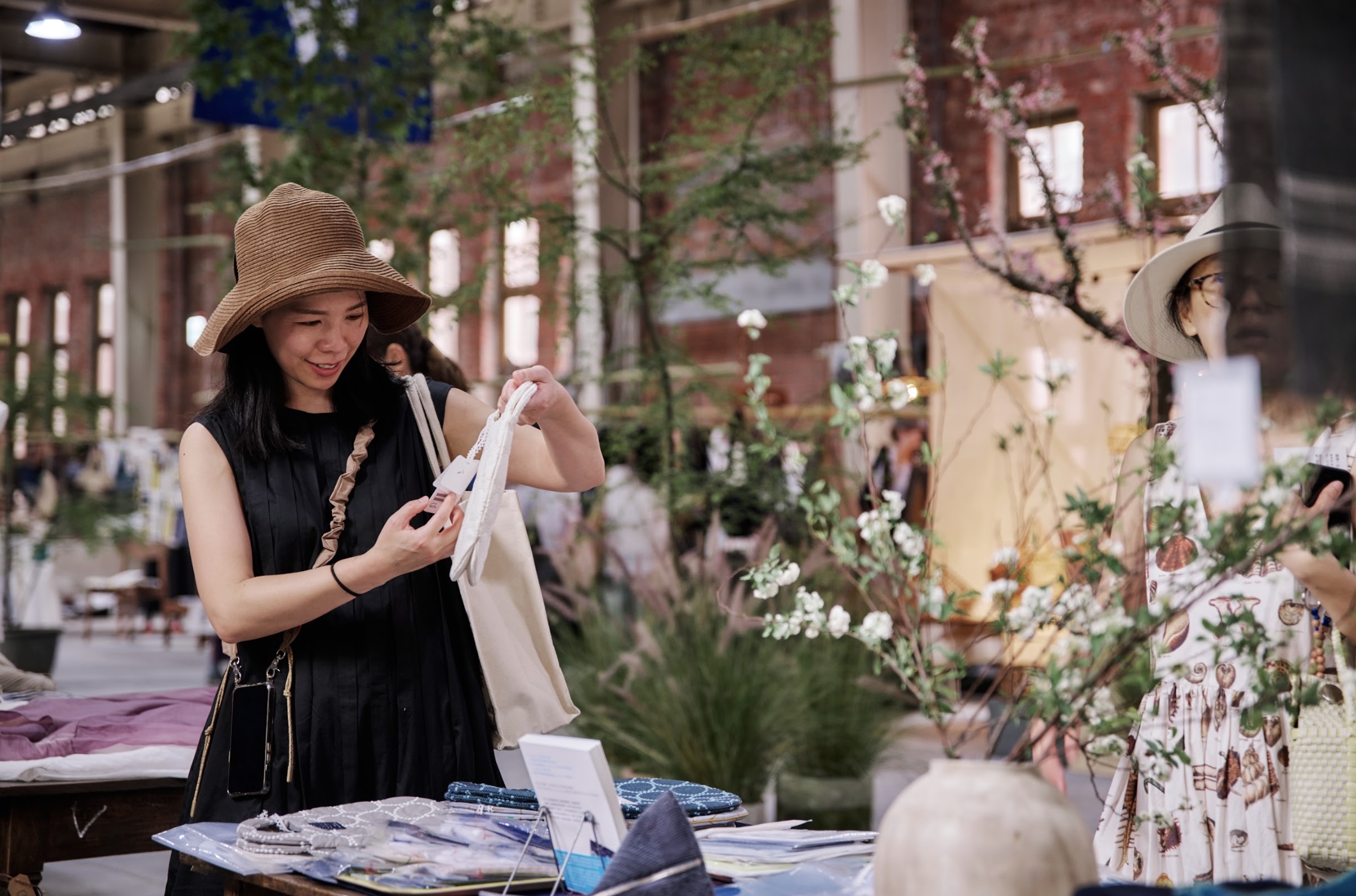 剪紙藝術家Wuba Yang在開幕第一天前來觀展選物。