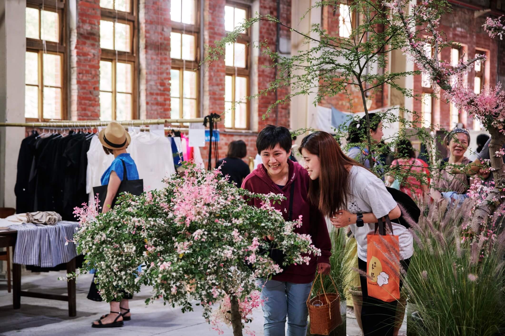 現場結合花藝設計開啟「纖維」宇宙新想像。