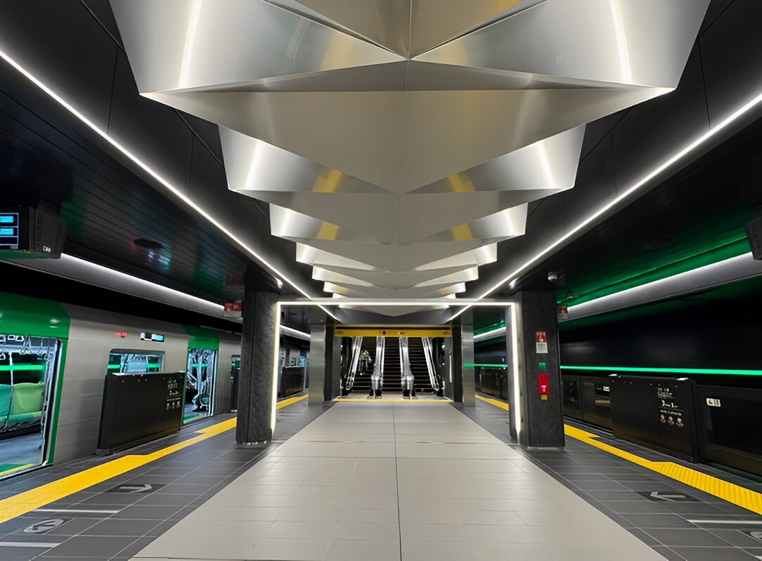 大阪地鐵夢洲站月台。攝影／蘇祐萱