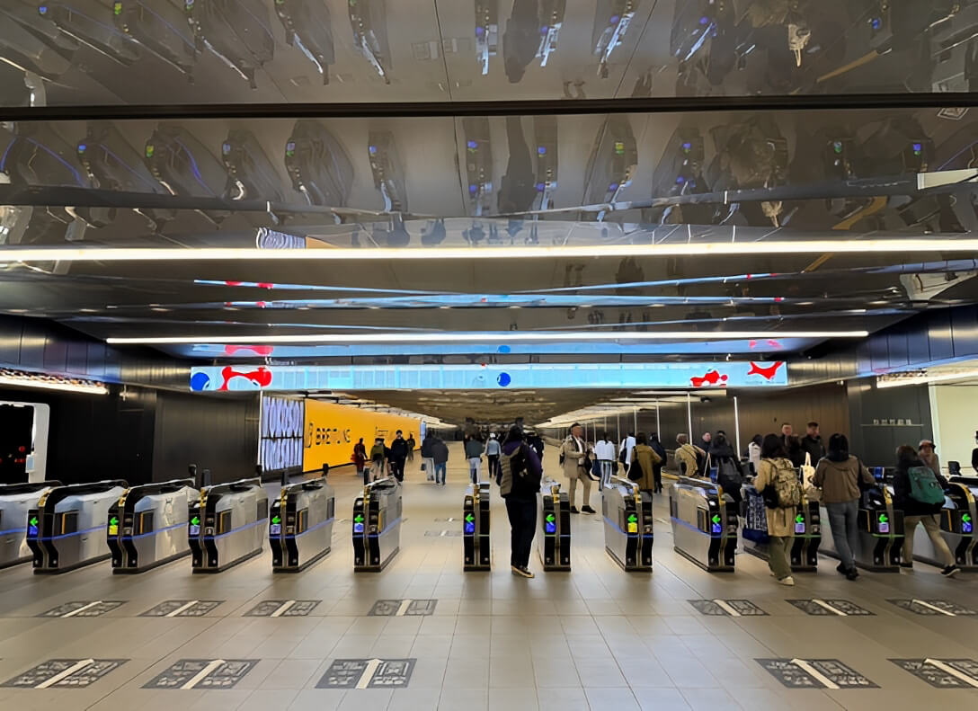 大阪地鐵夢洲站驗票閘門。攝影／蘇祐萱