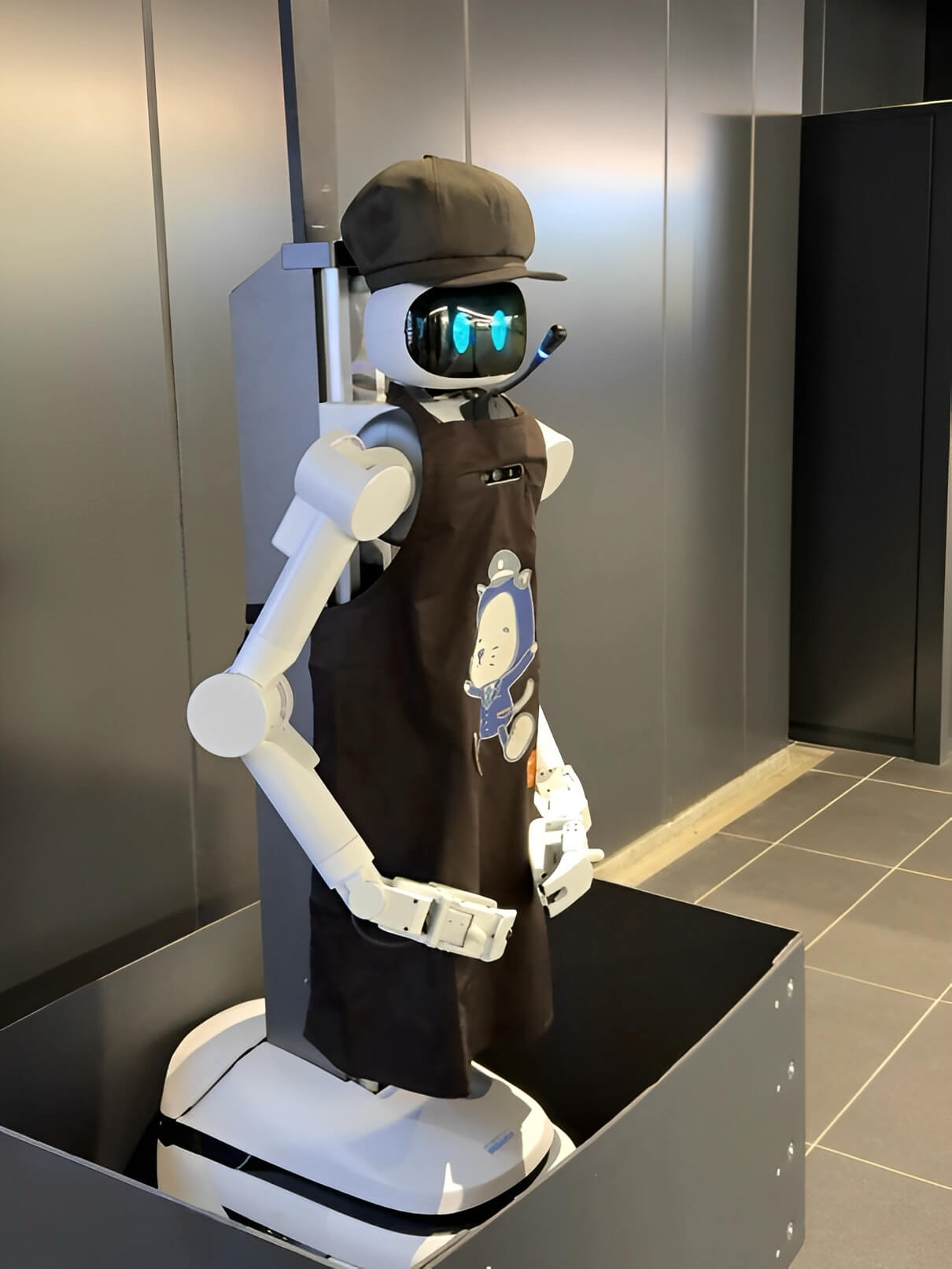 大阪地鐵夢洲站外機器人，可與他進行簡單對話。攝影／蘇祐萱