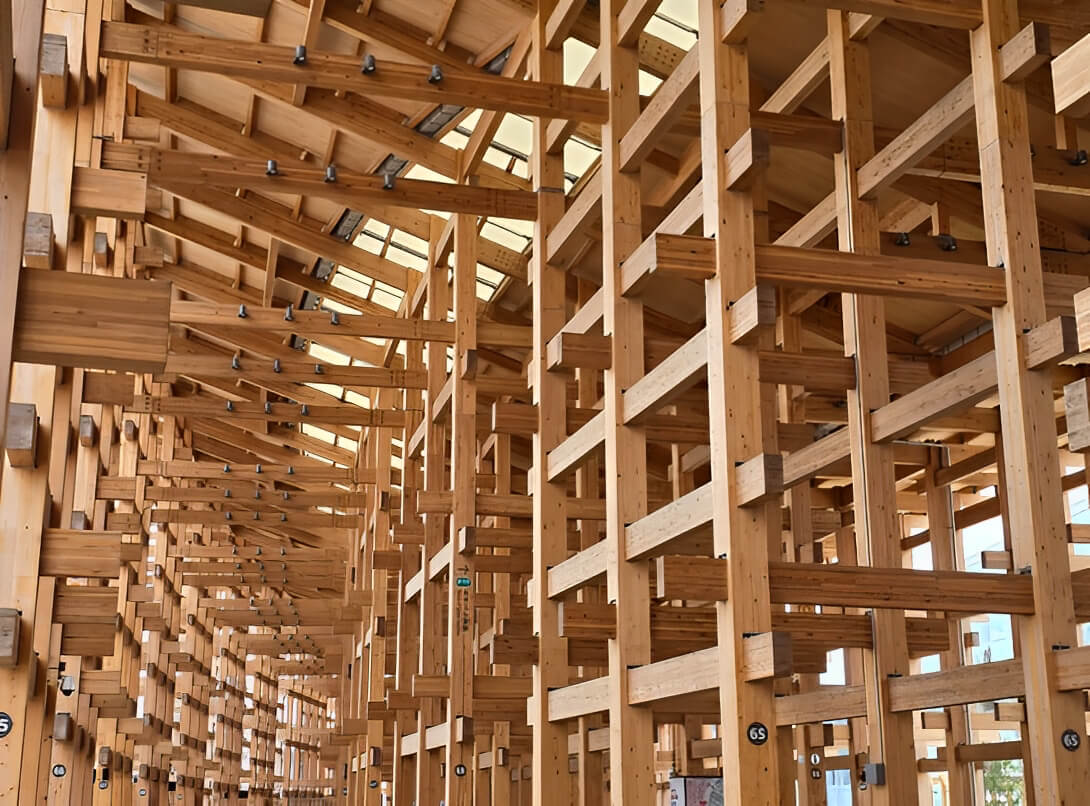 大屋根由一根根木頭交織而成，親眼見到十分震撼。攝影／蘇祐萱