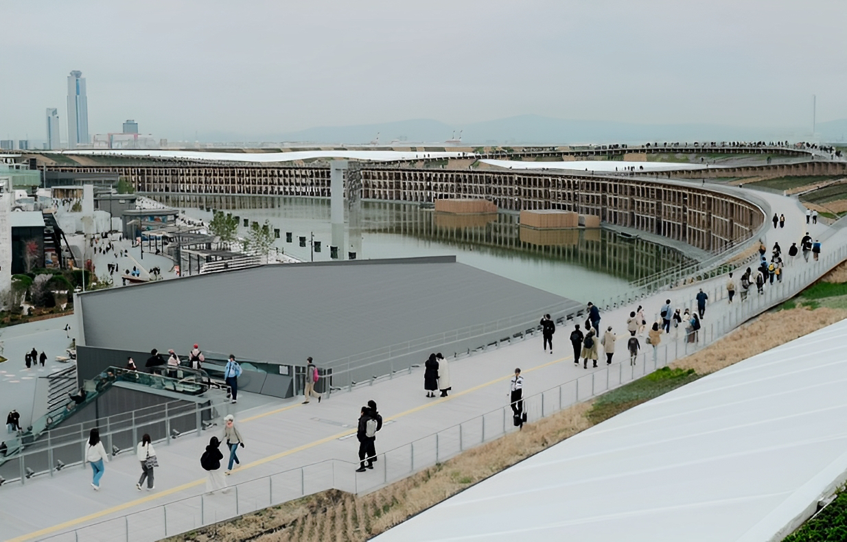 大屋根二樓步道能環視整個會場與海邊景色。攝影／蘇祐萱