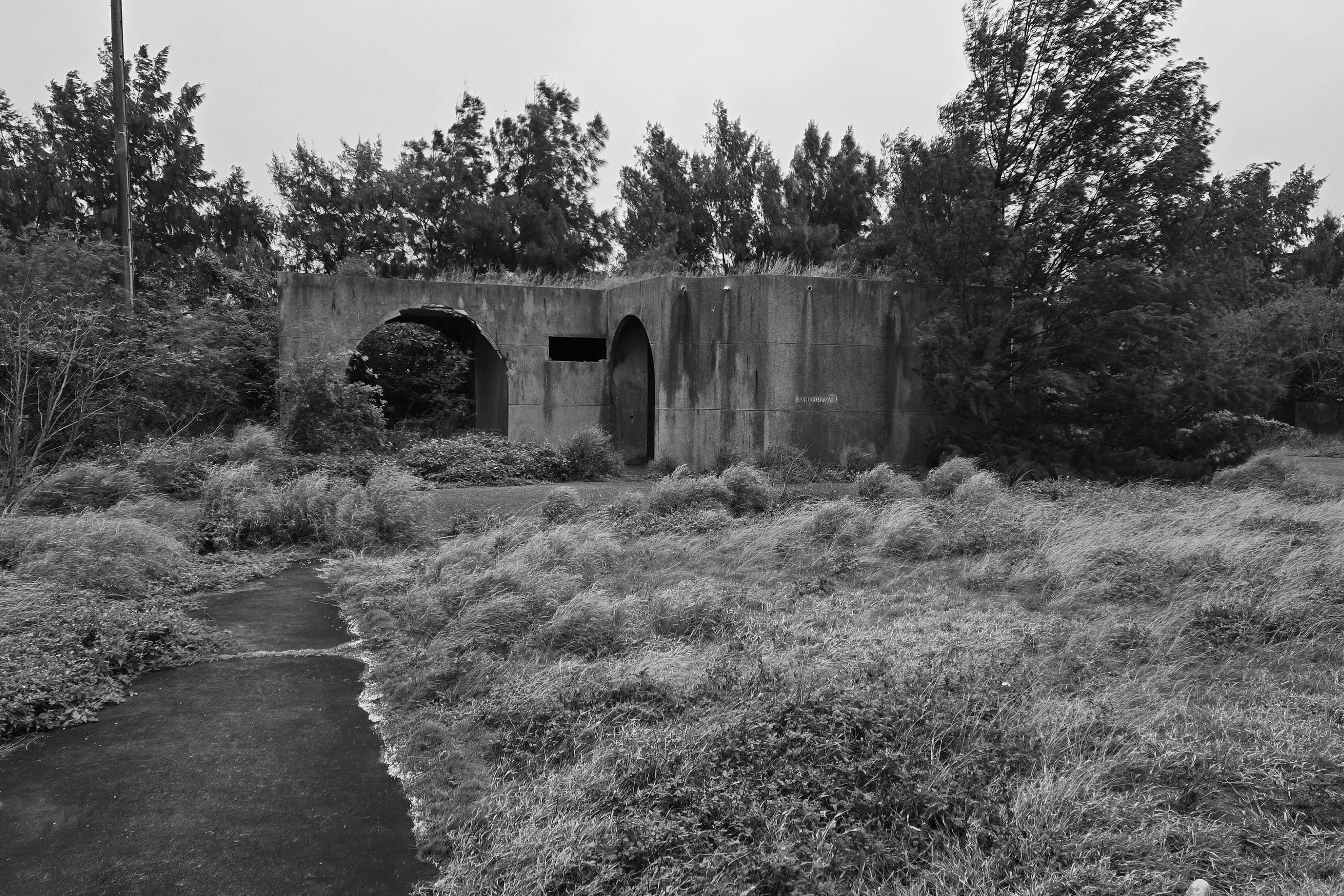 桃園市大園區（舊）空軍防砲第207營二連（前「空軍防空砲兵指揮部35快砲營區」）營區35快砲存放所。攝影／姚瑞中