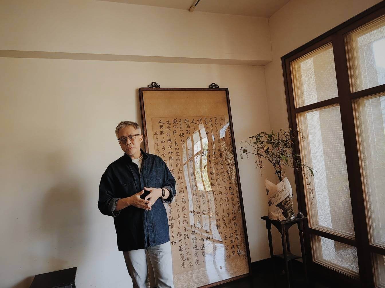 媒體人杜祖業於其書室「之間」一隅。攝影/高麗音