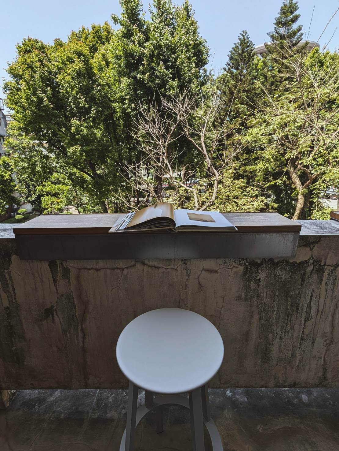 「之道」隱身於國父紀念館靜巷的綠蔭之中,以空間做為媒體,結合講座、工作坊、教室、藝廊多元化實體活動。攝影/高麗音