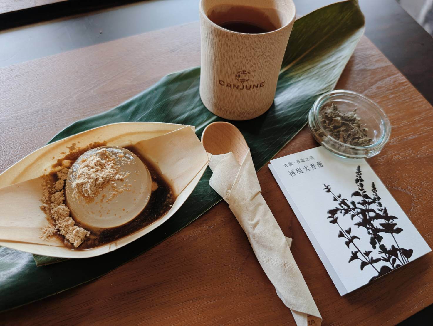 在空間噴灑純露，能為美好食光增添朝露般的草本氣息。攝影／高麗音