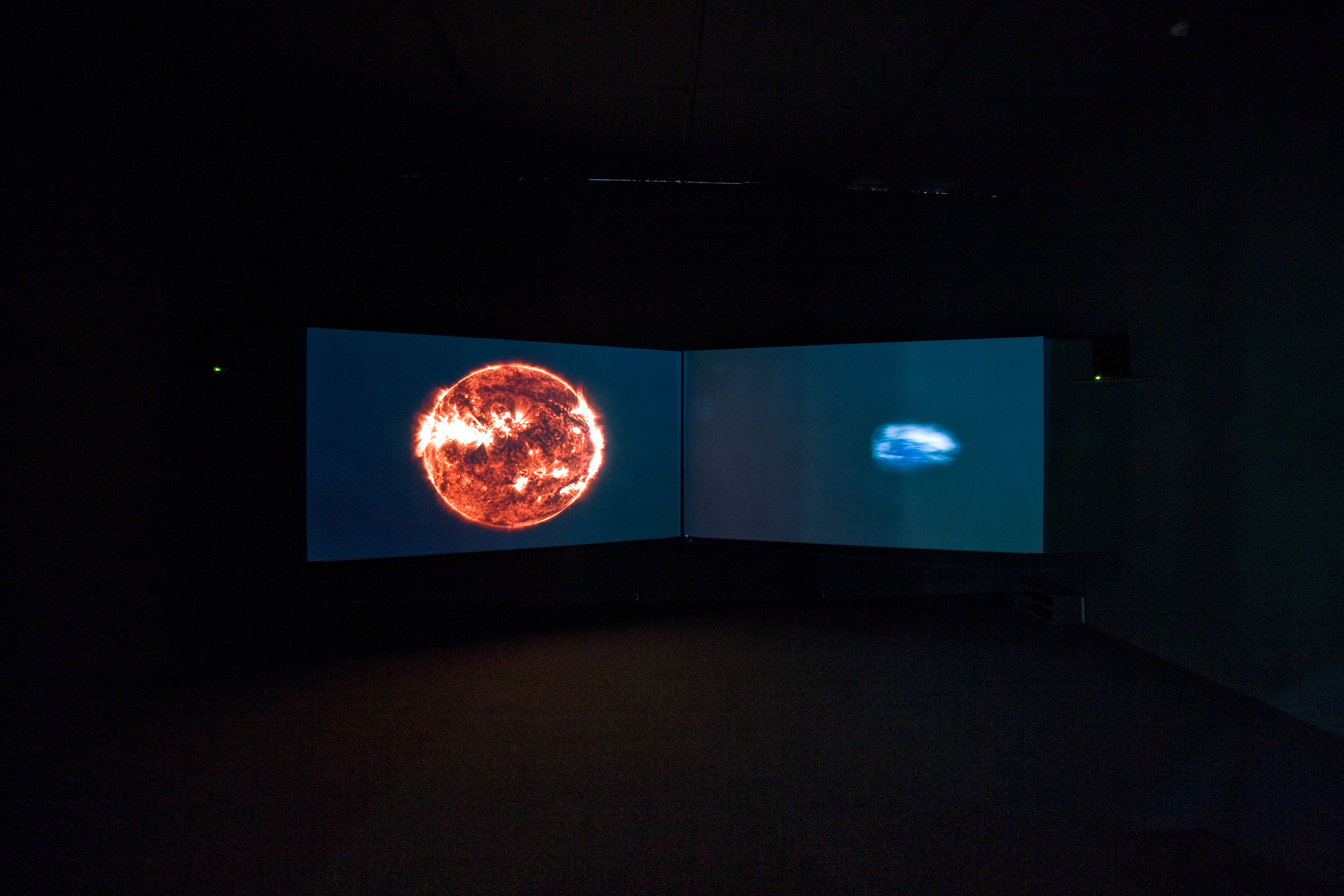 陳瀅如，共登世界大同之境，2012，三頻道錄影裝置，17分。