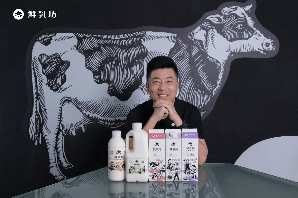 隨著鮮乳坊10週年的到來，莊園級鮮乳全系列也換新包裝，與插畫家良根合作，畫出每一個與鮮乳坊合作的好農，與他們在產地耕耘的故事。圖片來源／鮮乳坊官方臉書專頁