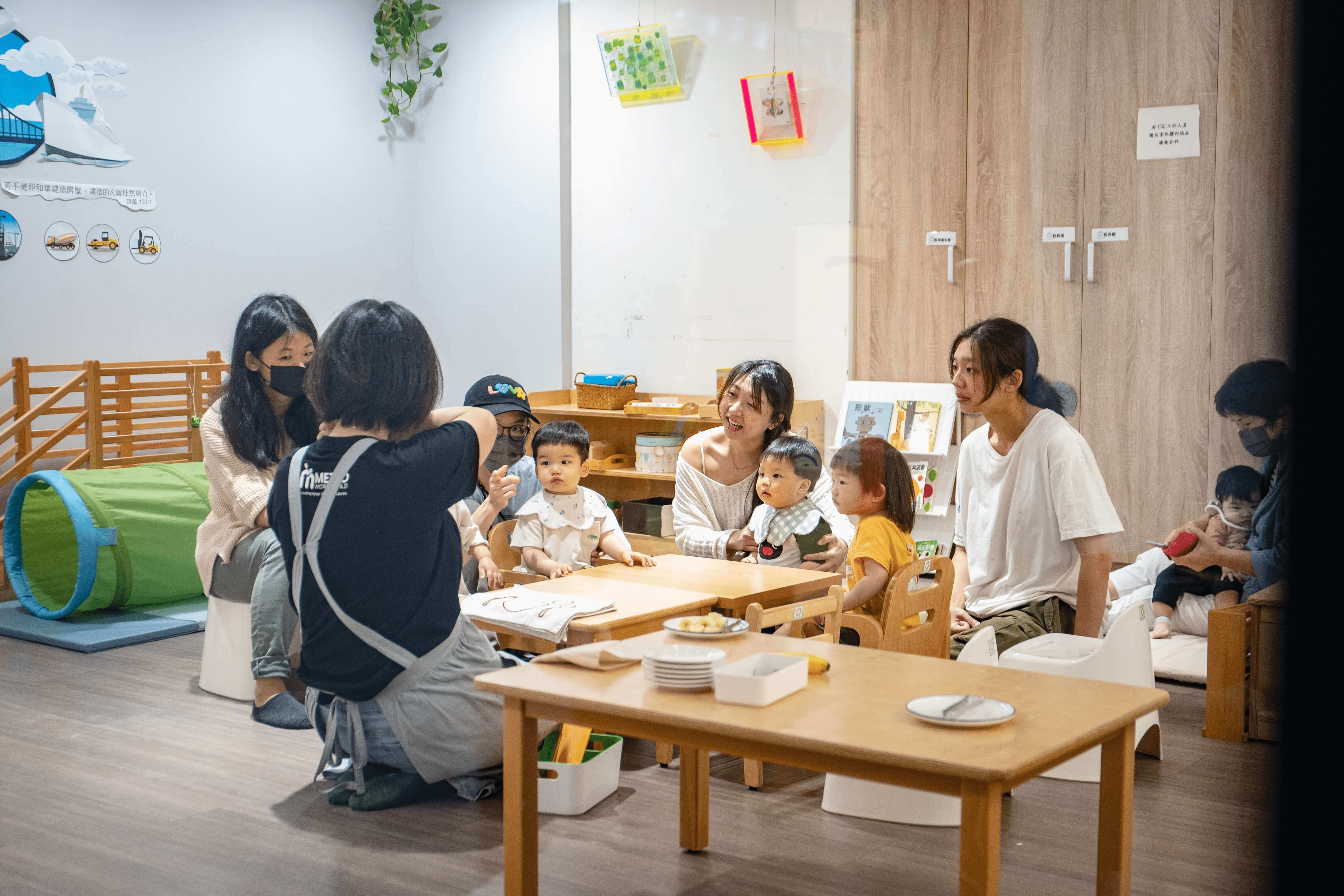 「蒙式角落」引導員與家長和孩子一同探索原型食物，從小養成正確的食育觀念。