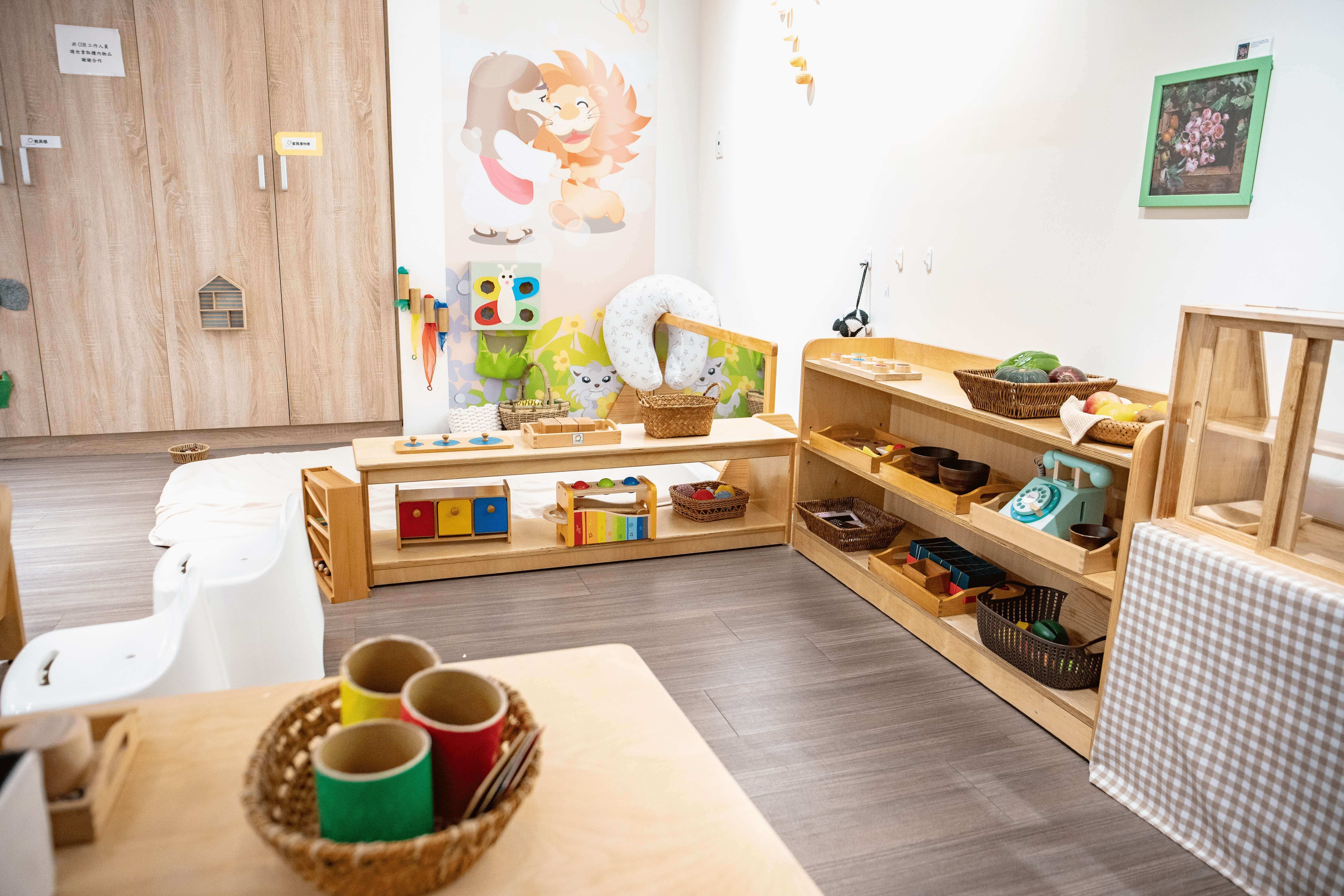 「蒙式角落」教具皆實踐永續環保精神，多由引導員一同親手製作。