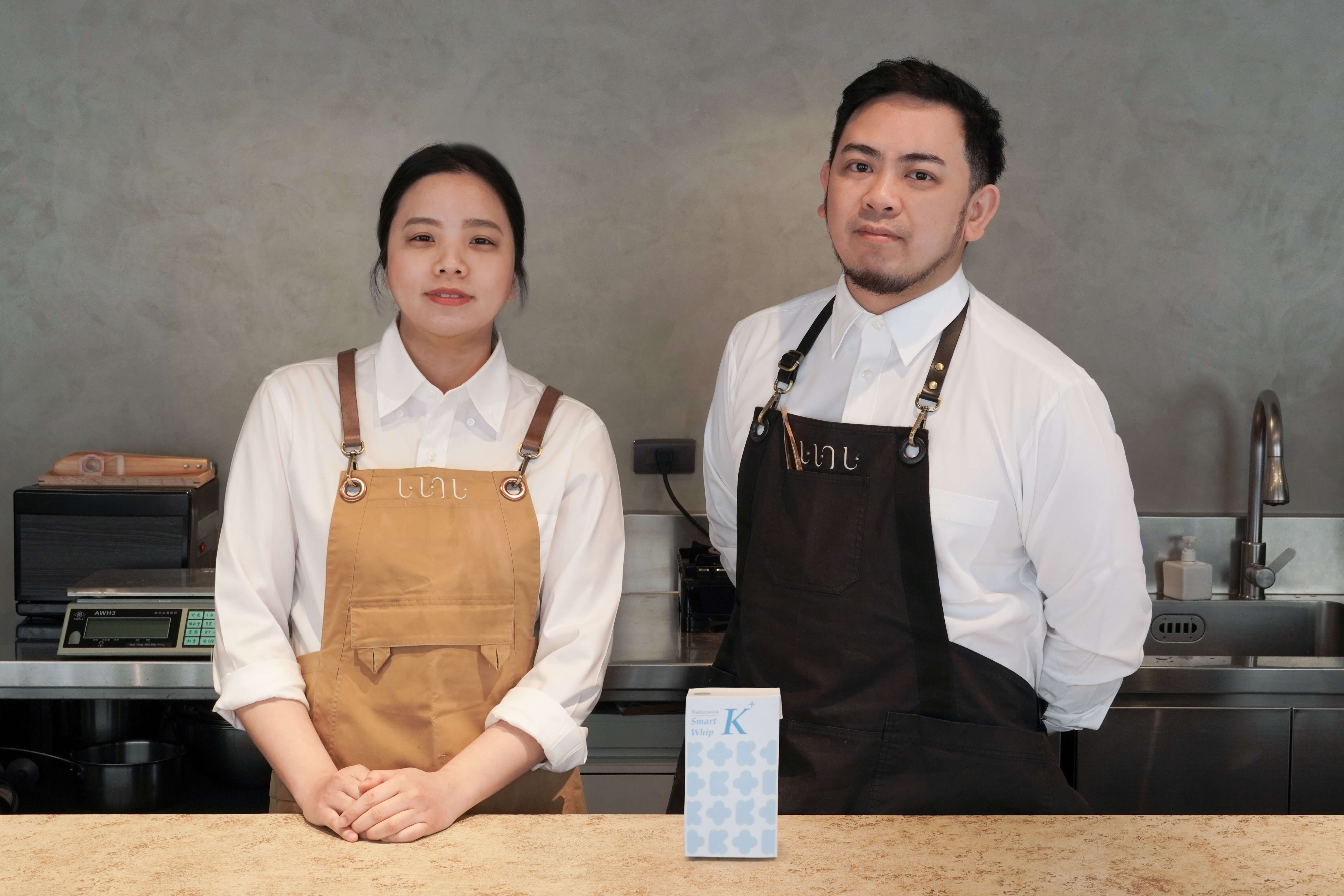 栗林裏雙主廚Wise（右）與Sylvia（左）。