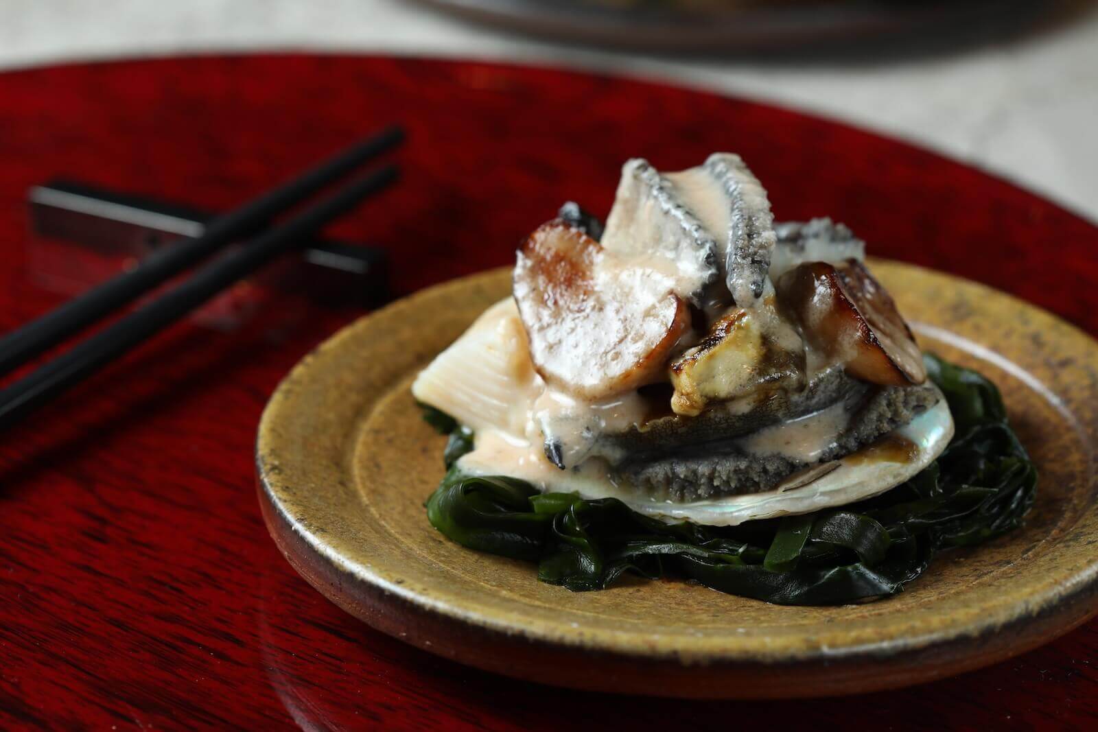 鮑魚搭配照壽司特製肝醬，海潮鮮味混著葡萄酒的果香，在口中迸發。