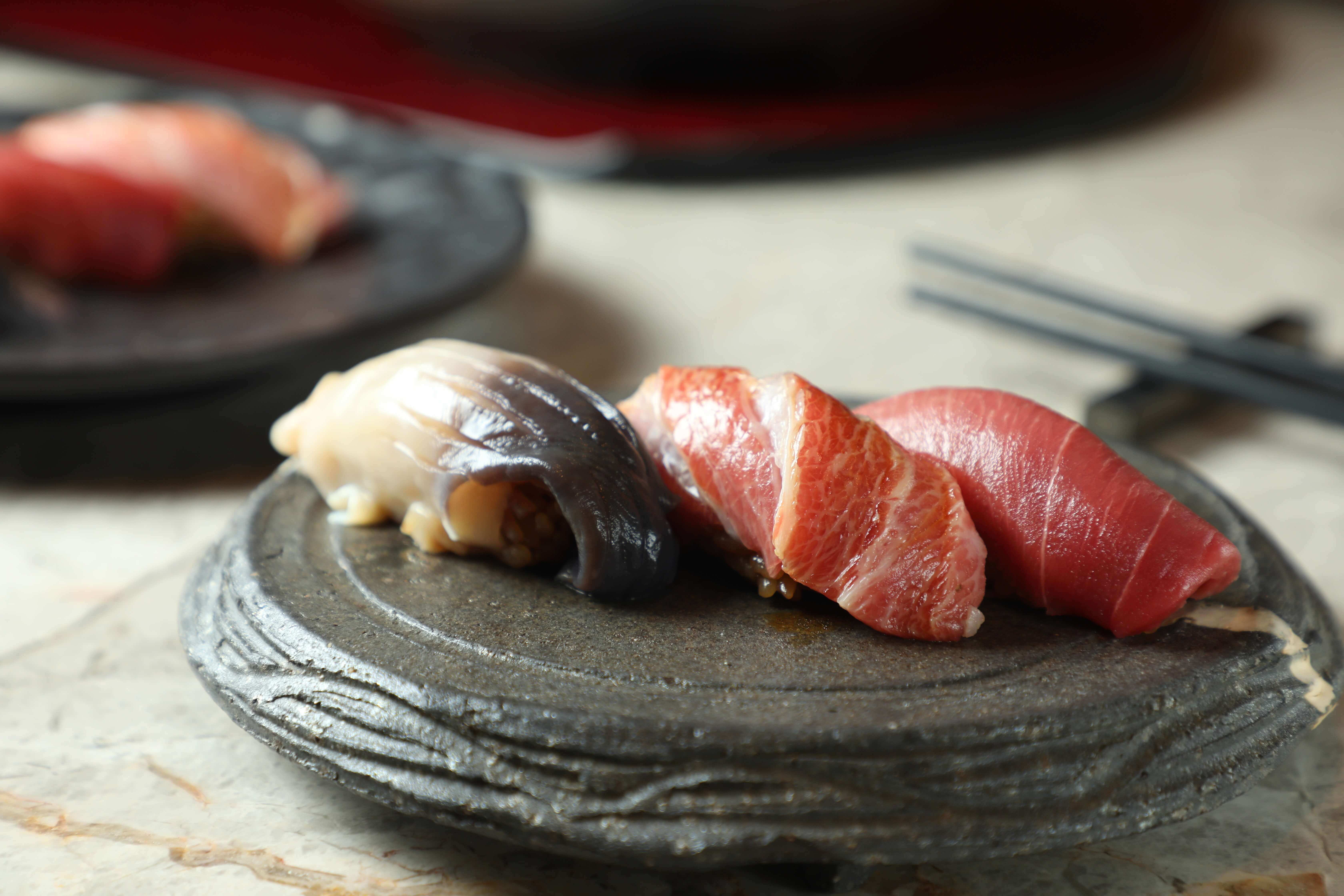 黑鮪魚中腹（右起）、大腹、北寄貝握壽司。