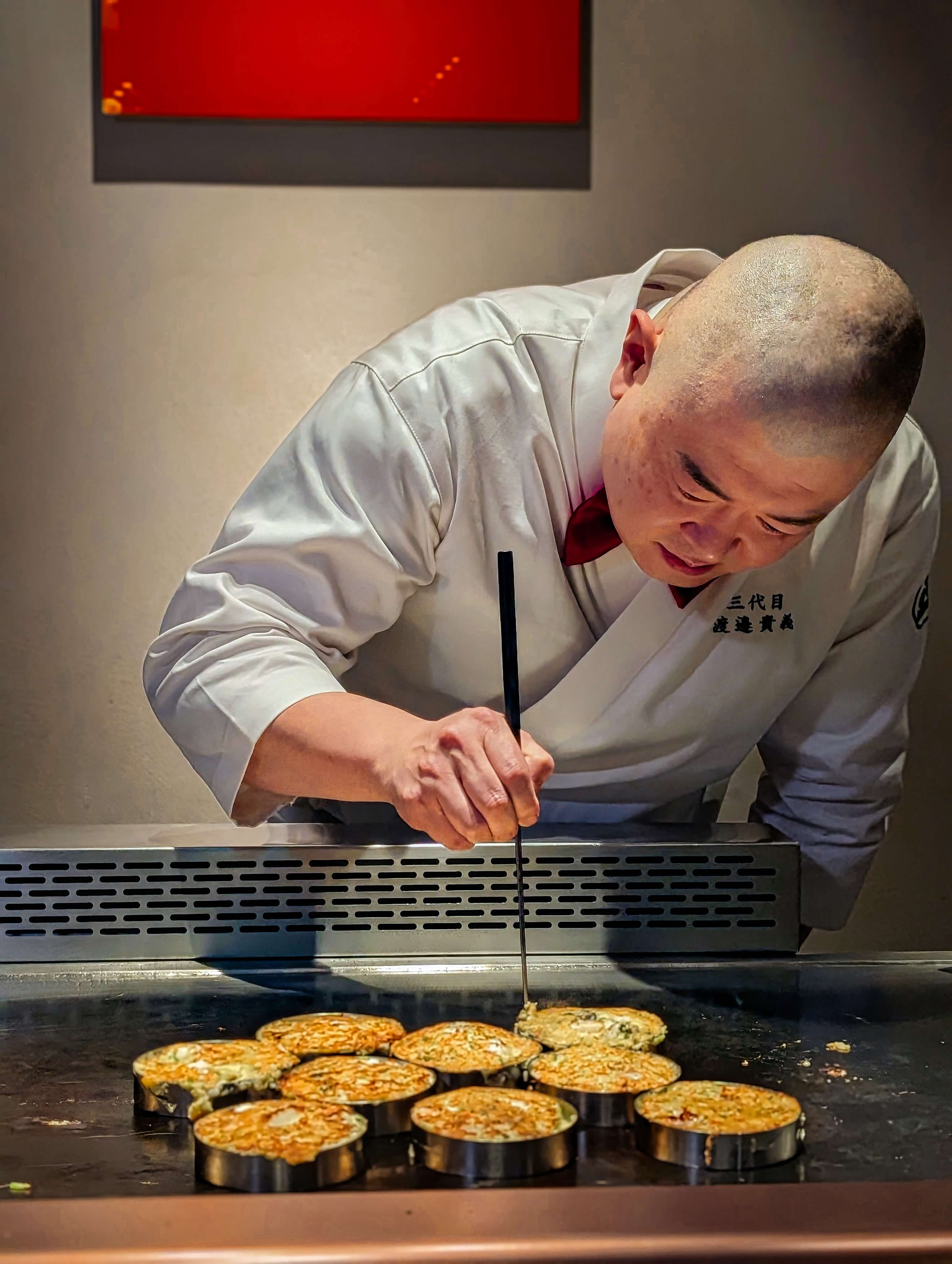 在鐵板上，渡邊主廚以米其林精神料理國民小吃，上桌前又刨上大量夏季黑松露，更添奢華。攝影／高麗音