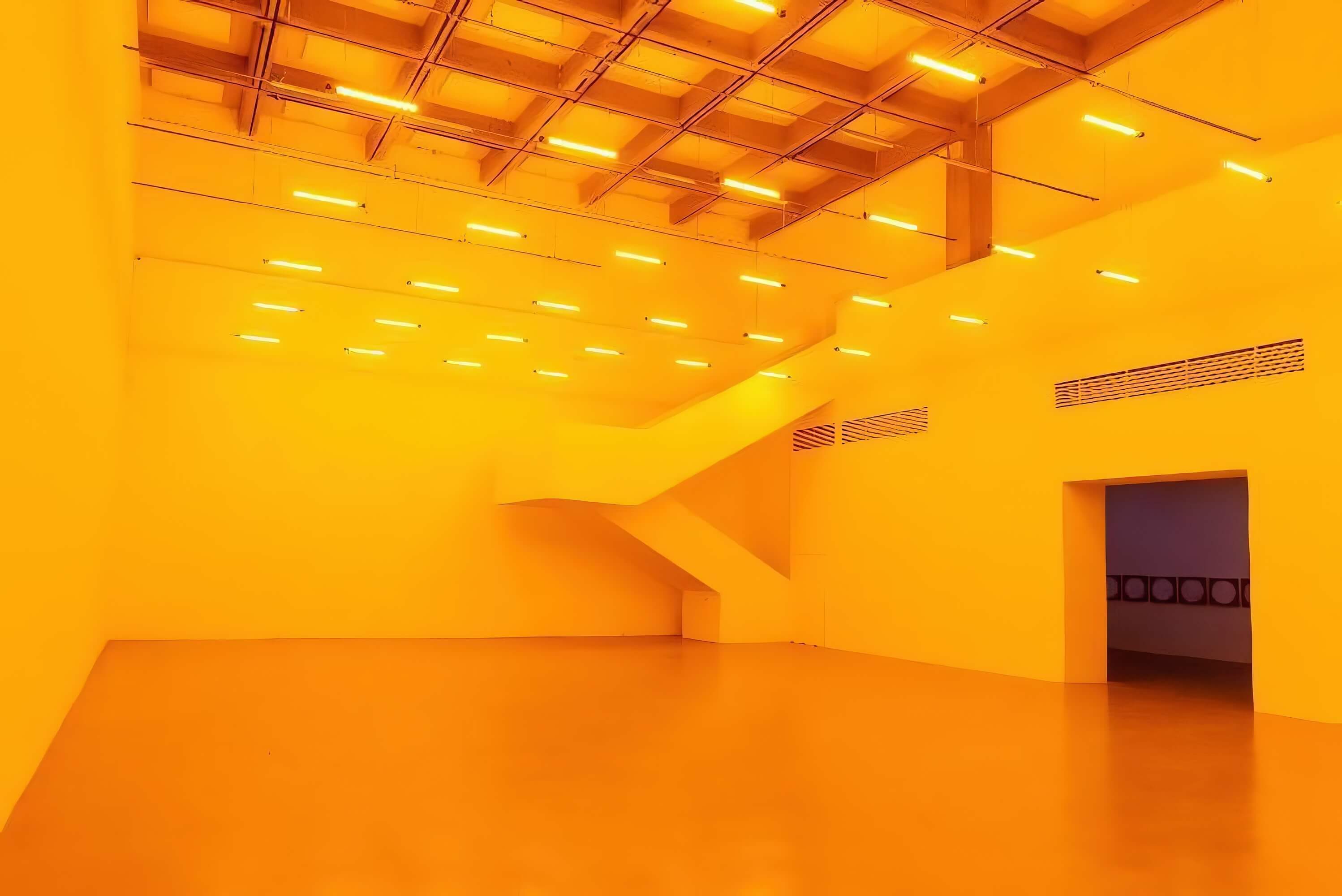 奧拉弗・埃利亞松，《單色房間》，1997。 圖片攝影／提供：臺北市立美術館，2025； Angsuvarnsiri 收藏。 © 1997  奧拉弗・埃利亞松