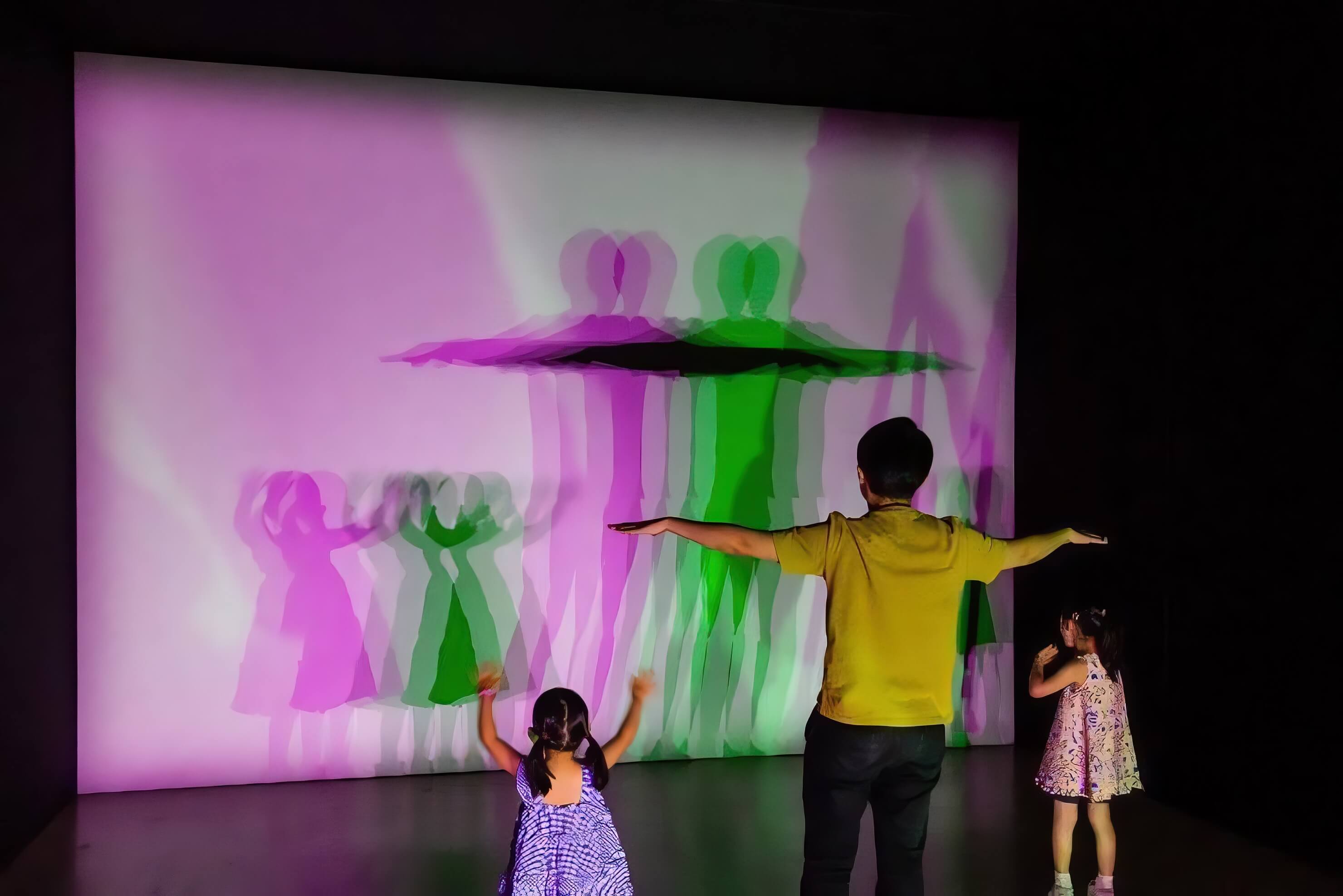 奧拉弗・埃利亞松，《多重影子屋》，2010。 圖片攝影／提供：臺北市立美術館，2025；作品由藝 術家；柏林 neugerriemschneider；紐約／洛杉磯 Tanya  Bonakdar Gallery 提供。© 2010  奧拉弗・埃利亞松