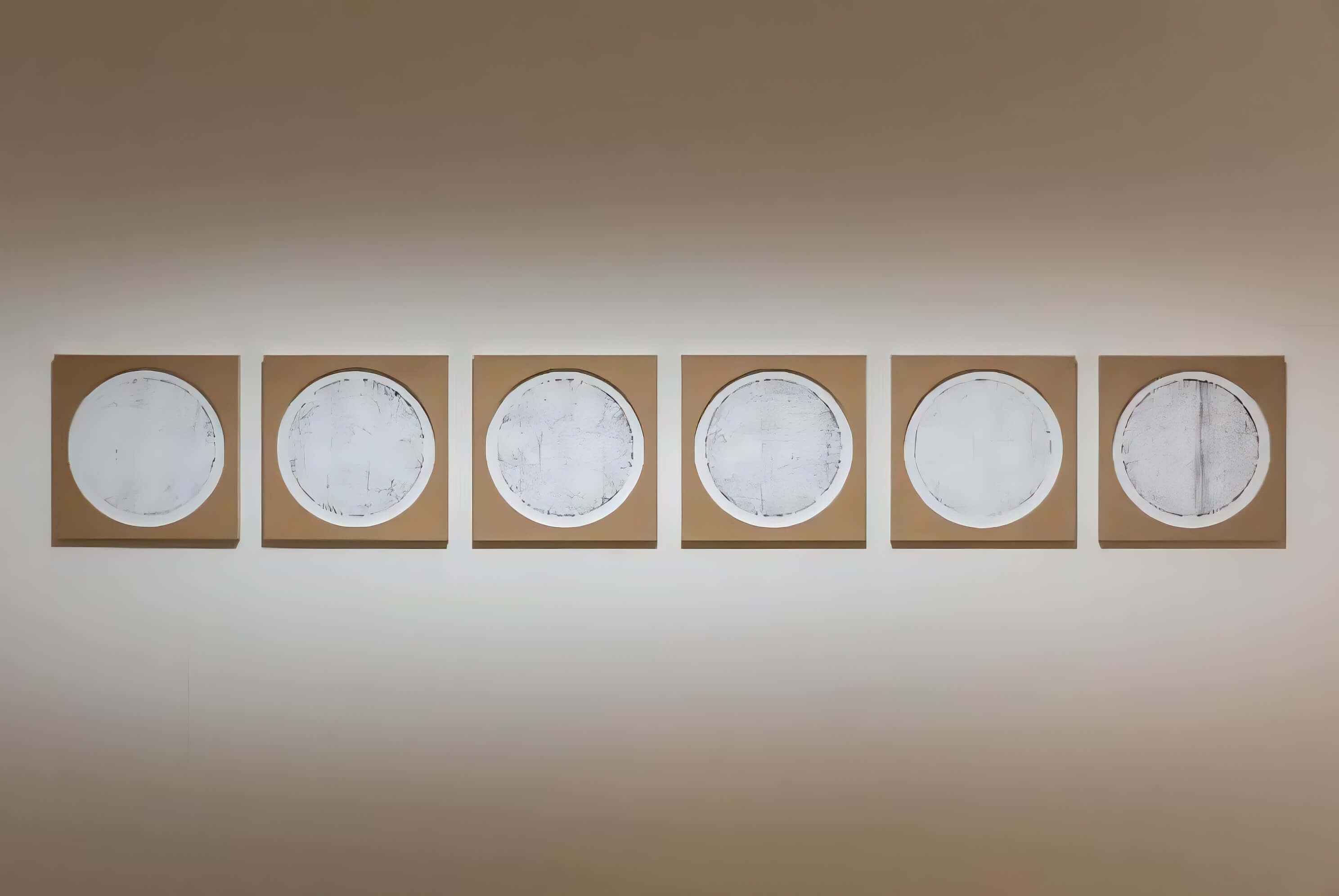 奧拉弗・埃利亞松，《地震儀對距離的證言》（柏林– 新加坡，1 號至 6 號）（新加坡–奧克蘭，1 號至 6 號）（奧克蘭–臺北，1 號至 6 號），2024-2025。 圖片攝影／提供：臺北市立美術館，2025；作品由藝 術家；柏林 neugerriemschneider；紐約／洛杉磯 Tanya  Bonakdar Gallery 提供。©  2024-2025  奧拉弗・埃利亞 松