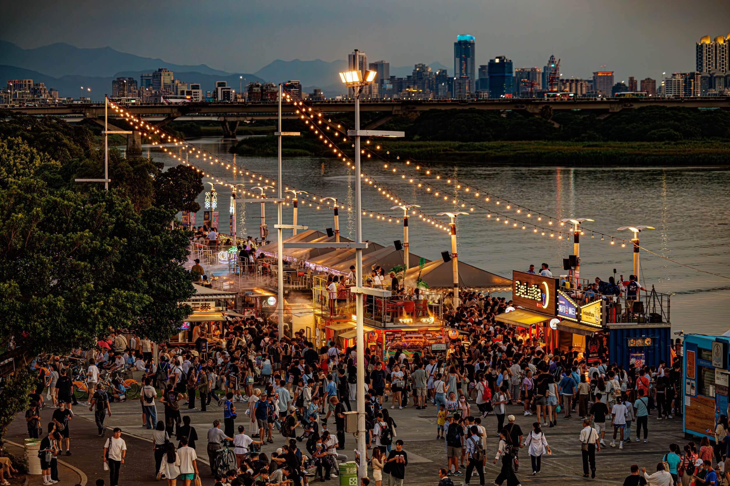Dadaocheng Wharf Crowds／大稻埕碼頭人潮