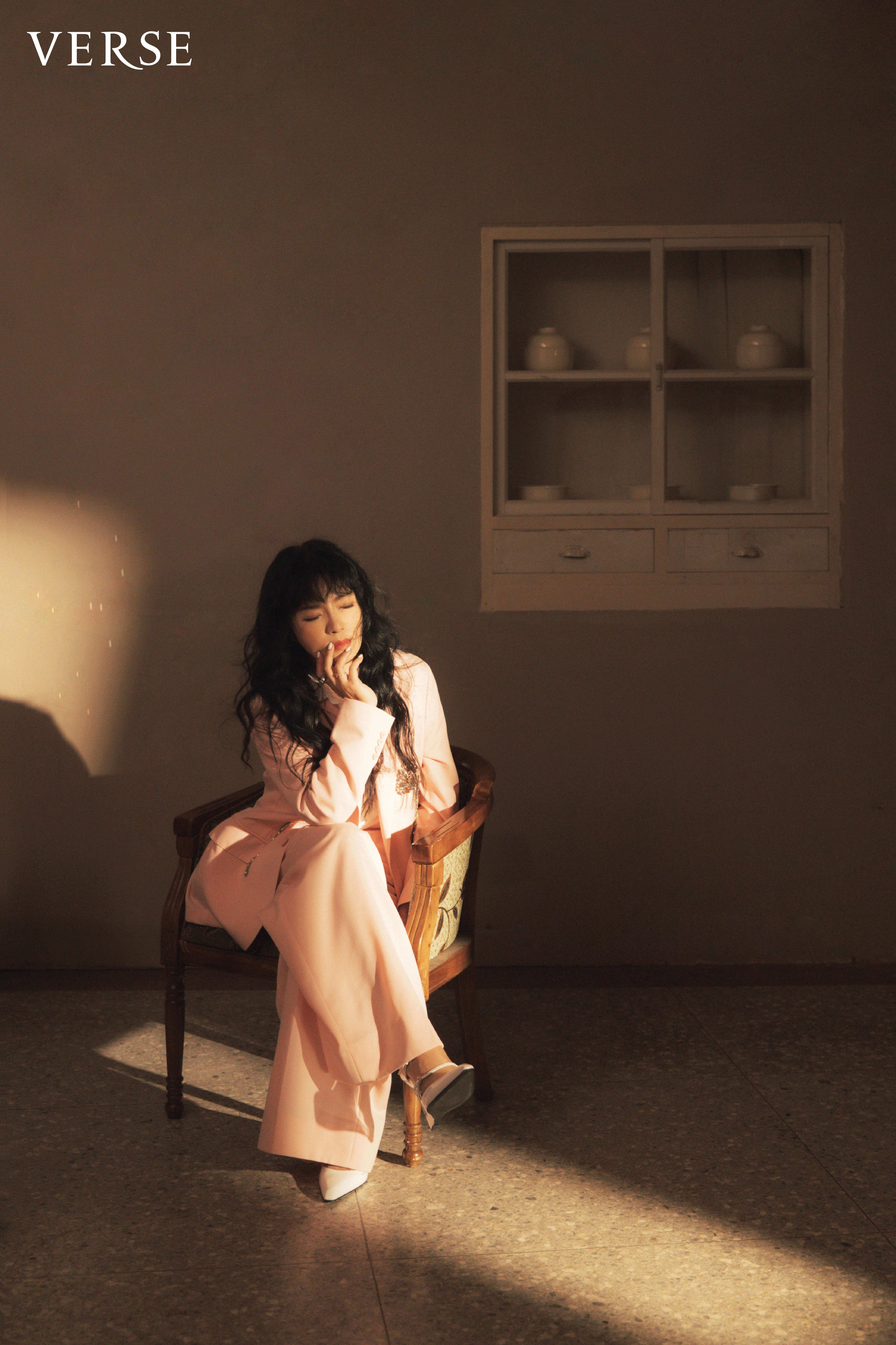 粉色⻄裝套裝 by Simone Rocha Taiwan @simonerocha_tw @tuantuan_official；白色鏤空短襯衫 by Skall Studio from ARTIFACTS @artifactsofficial；白色高跟鞋 by GUCCI @gucci；戒指 by Vivienne Westwood Taiwan @viviennewestwoodtaiwan；加冕典禮戒指 by agete @agete_taiwan @tun_grp