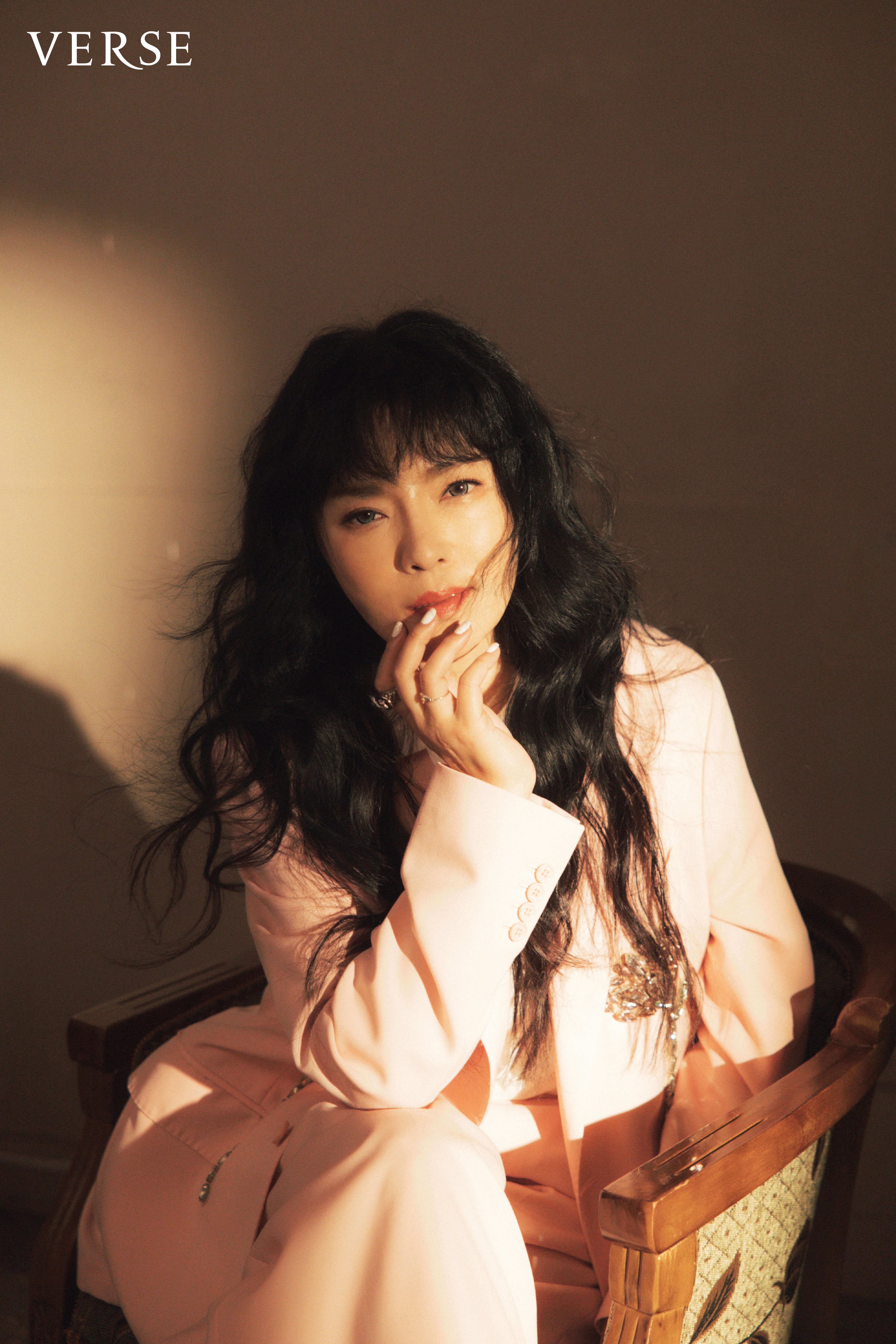 粉色⻄裝套裝 by Simone Rocha Taiwan @simonerocha_tw @tuantuan_official；白色鏤空短襯衫 by Skall Studio from ARTIFACTS @artifactsofficial；白色高跟鞋 by GUCCI @gucci；戒指 by Vivienne Westwood Taiwan @viviennewestwoodtaiwan；加冕典禮戒指 by agete @agete_taiwan @tun_grp