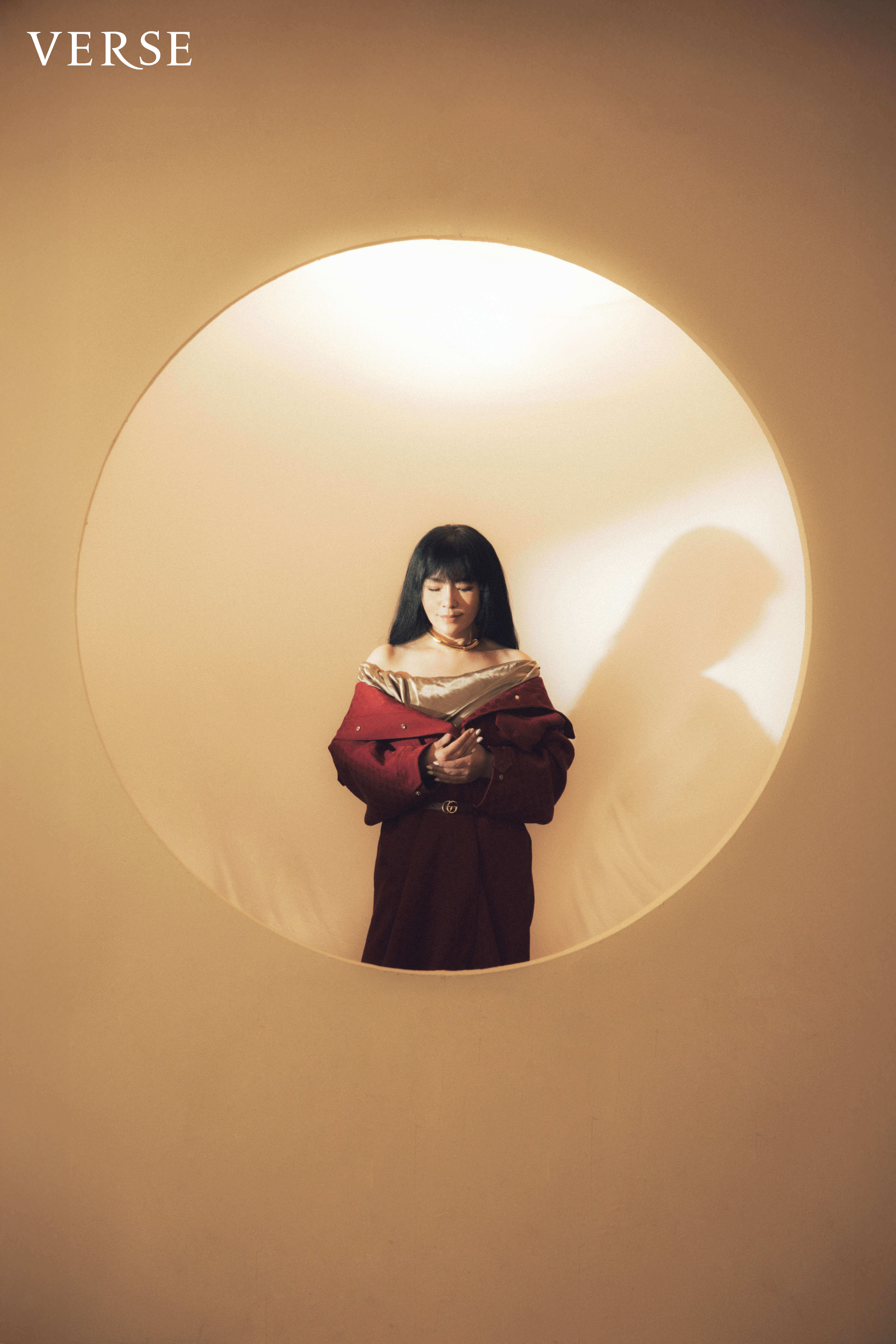 白襯衫裙 by Shiatzy Chen @shiatzychen；白色皮短褲 by CRUSH Collection from ART HAUS@arthausofficial；皇冠印章戒指、夕陽石榴石戒指 all by agete @agete_taiwan @tun_grp；手鍊 by Vivienne Westwood Taiwan @viviennewestwoodtaiwan 