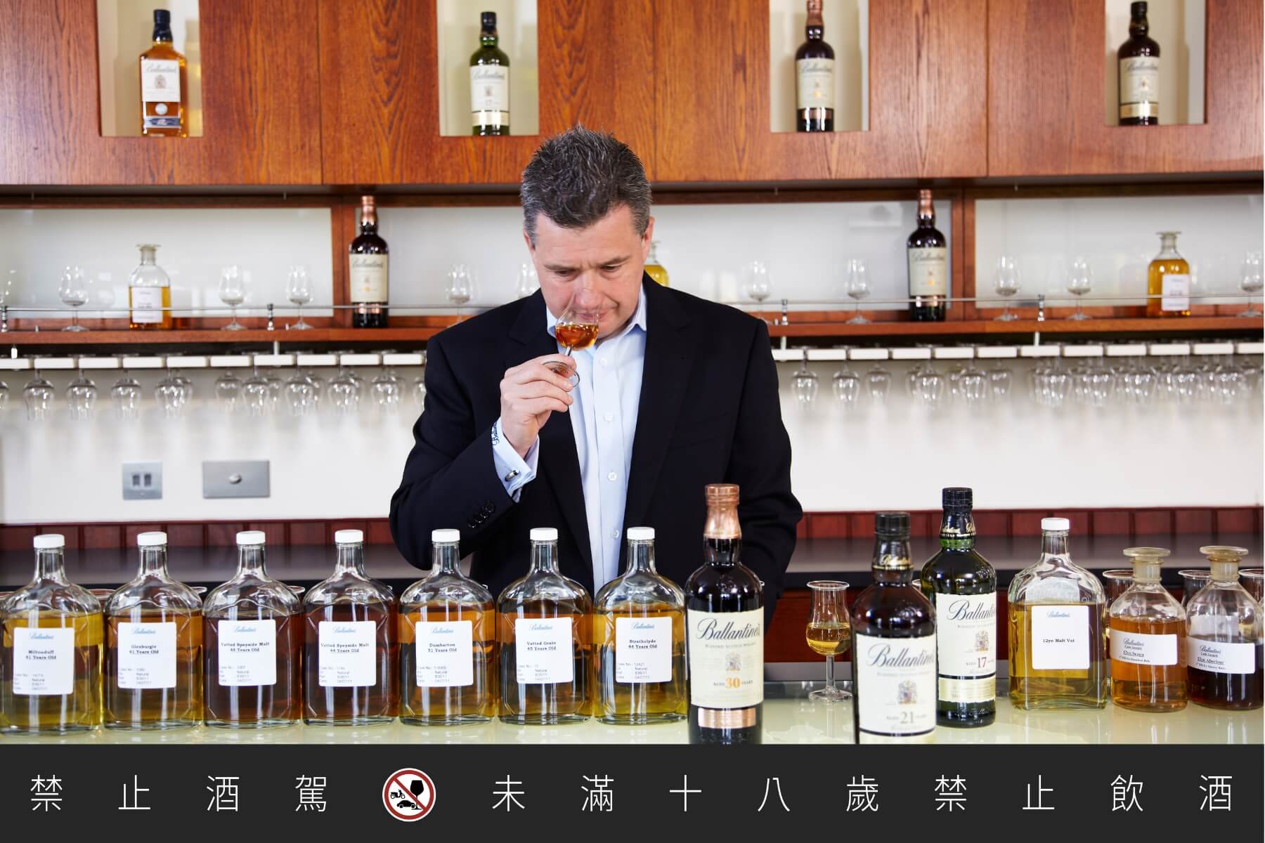 專注於風味與品質，百齡罈首席調酒師Sandy Hyslop以味蕾譜寫百齡罈的經典調和。 