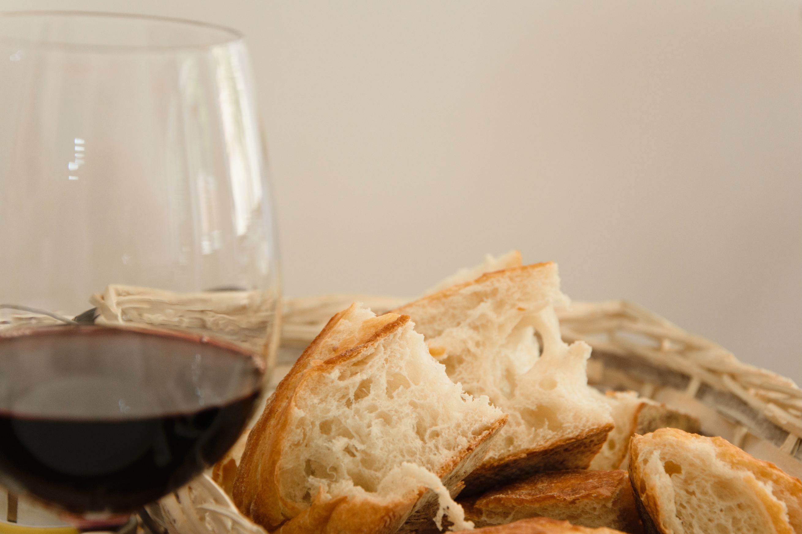 長棍麵包配葡萄酒是法國日常生活和文化的重要象徵。