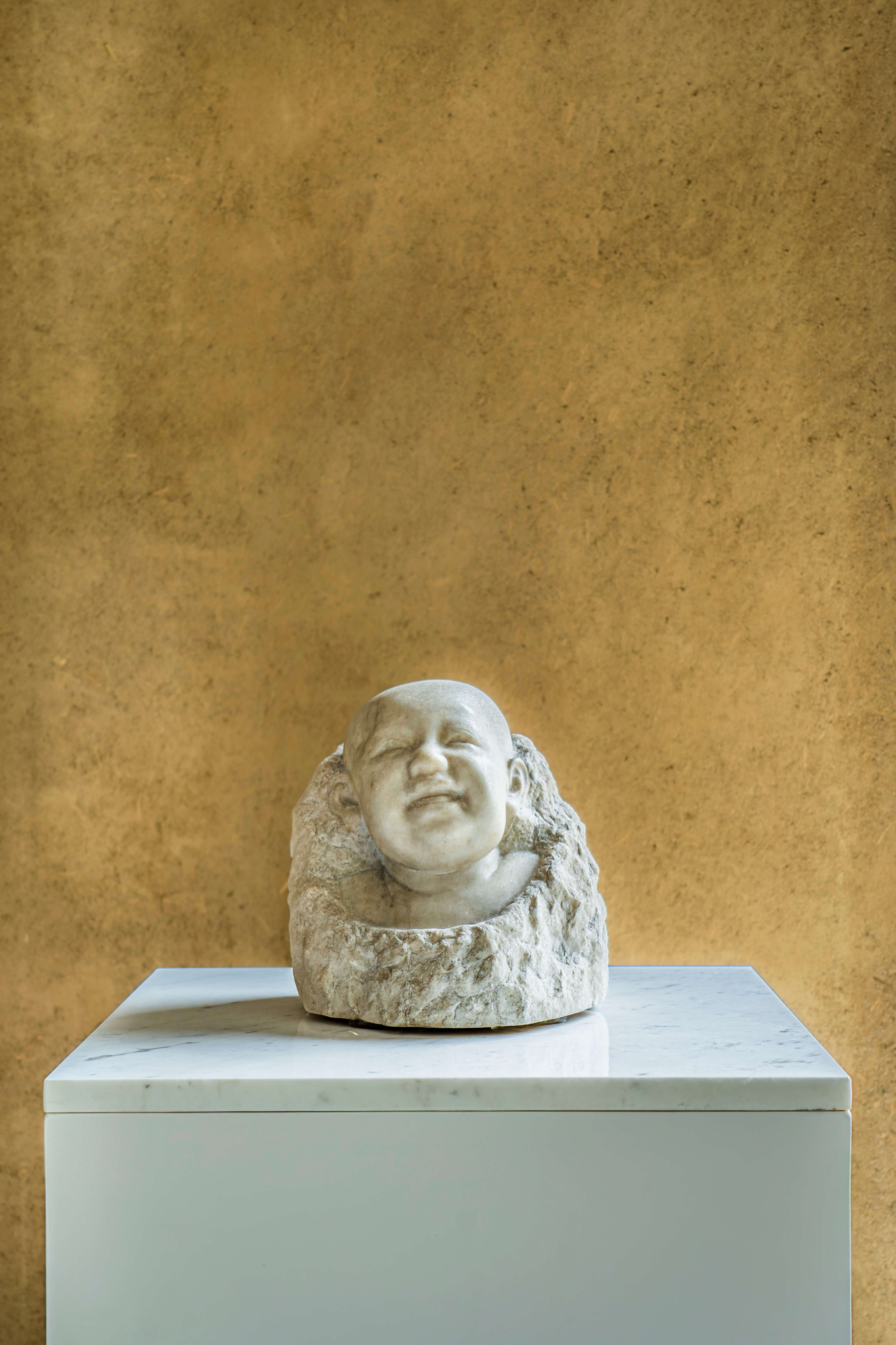 《少女》胸像（左圖）與《男嬰》頭像（右圖）於黃土水專室於黃土水專室。太平國小博物館提供，黃宏錡攝影