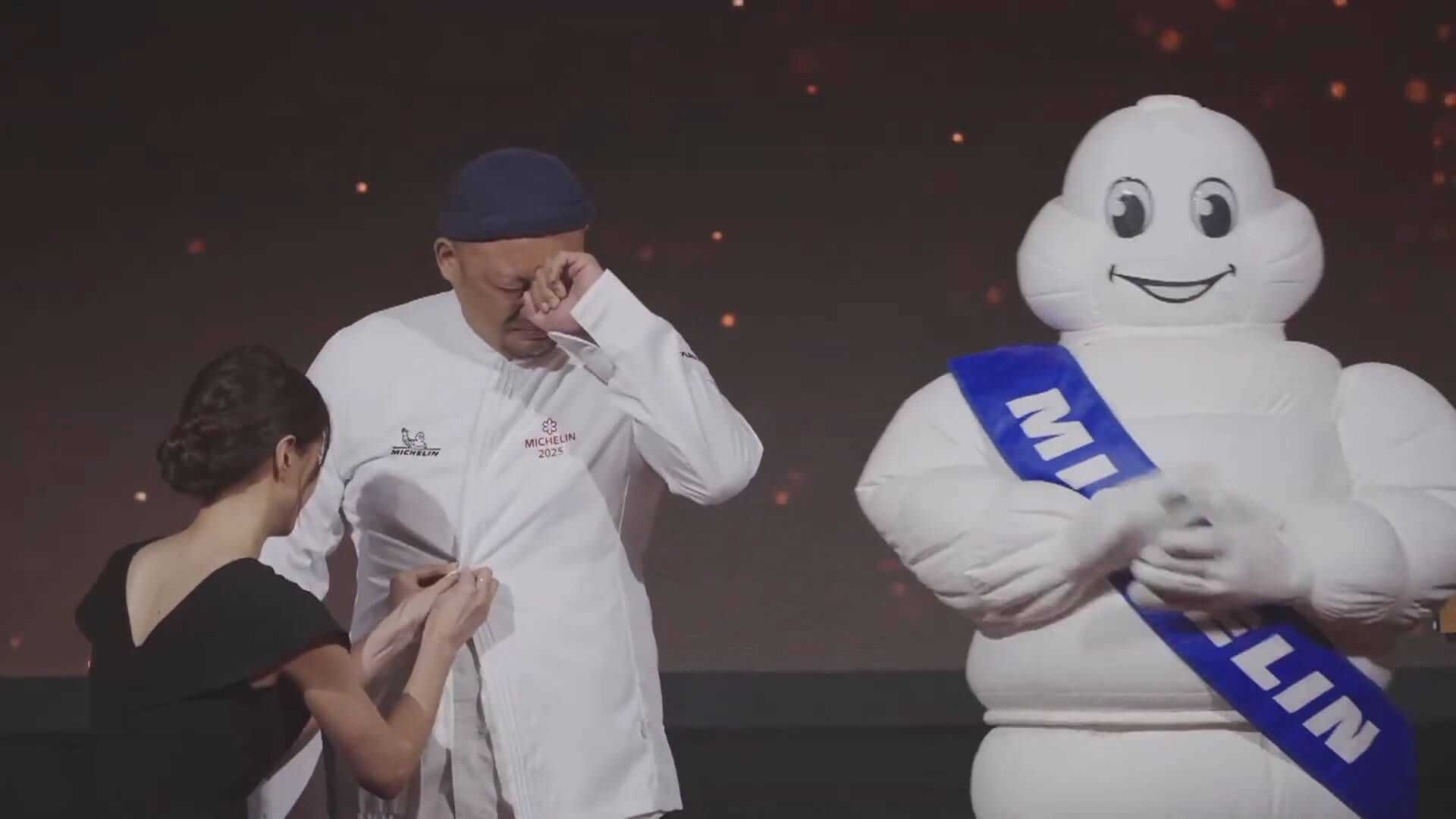 「好嶼」餐廳創辦人暨主廚李易晏在台上激動落淚。