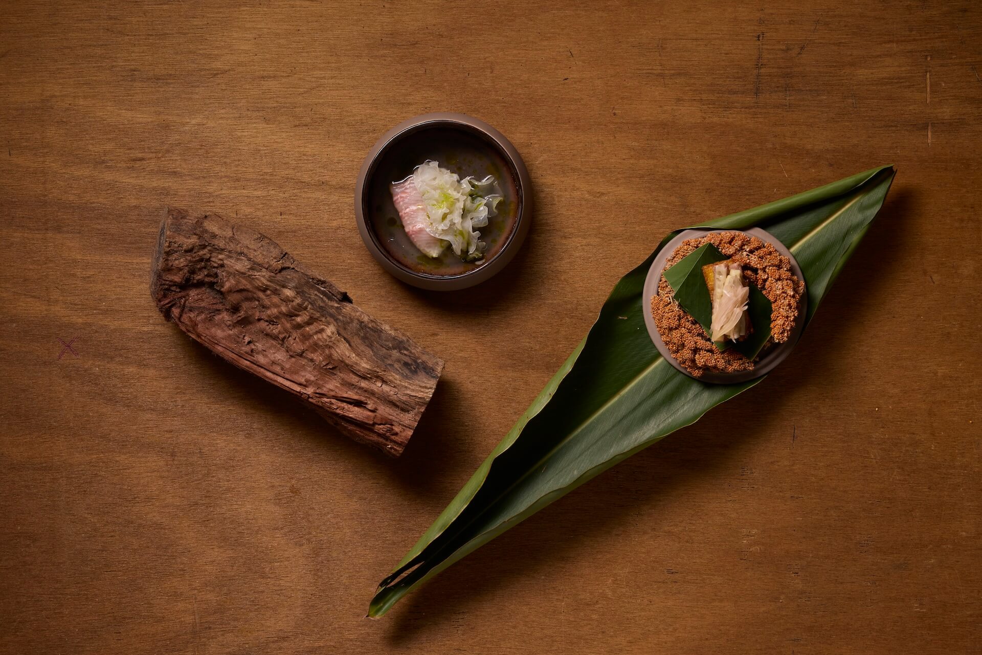 好嶼創辦人暨主廚李易晏設計的14道套餐，取材自當地山林與海域的時令食材，融合臺灣五大族群的飲食脈絡。