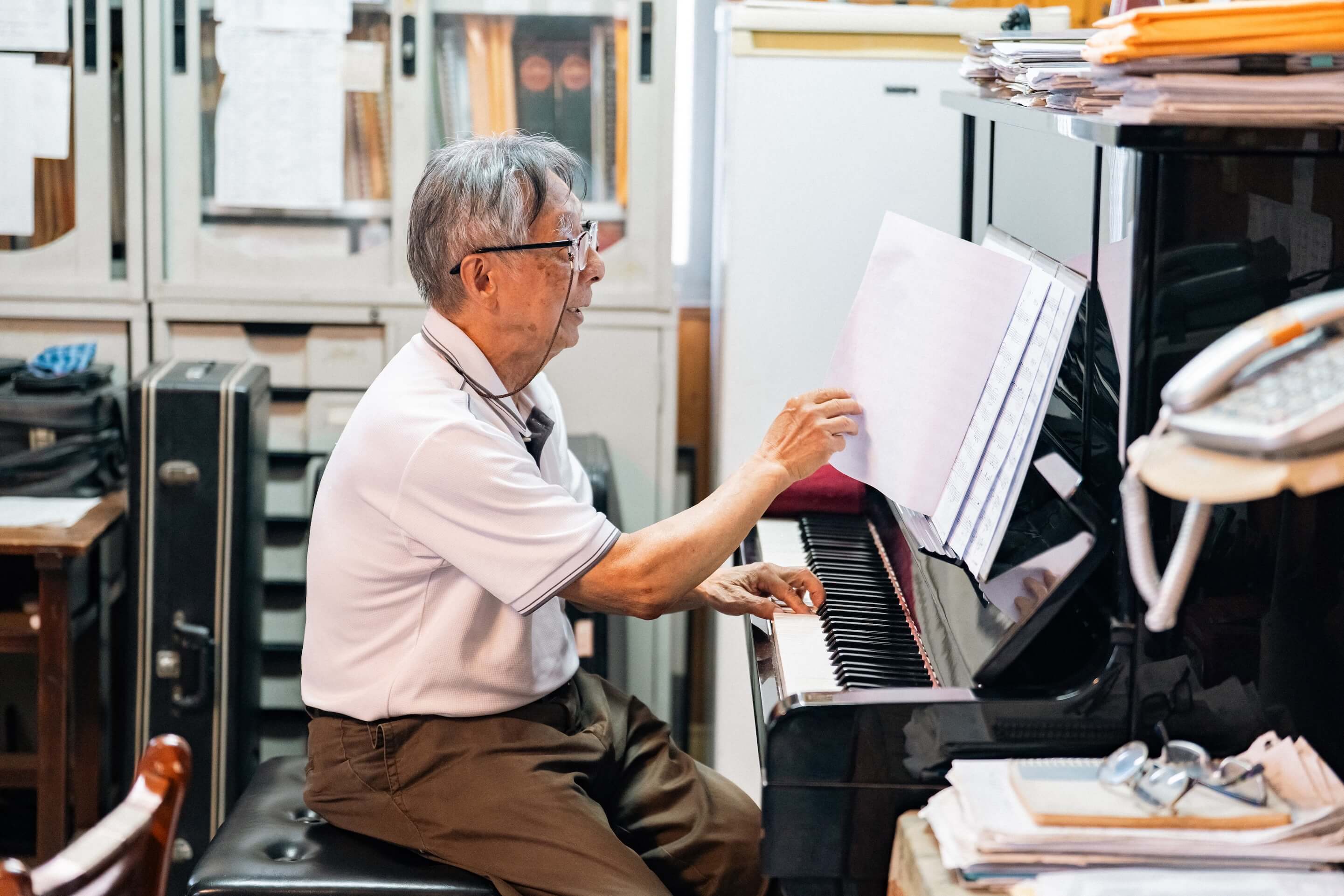 在維也納留學音樂的陳哲正，為了承襲父志回來接手團長，也同時接下家廟水月庵。