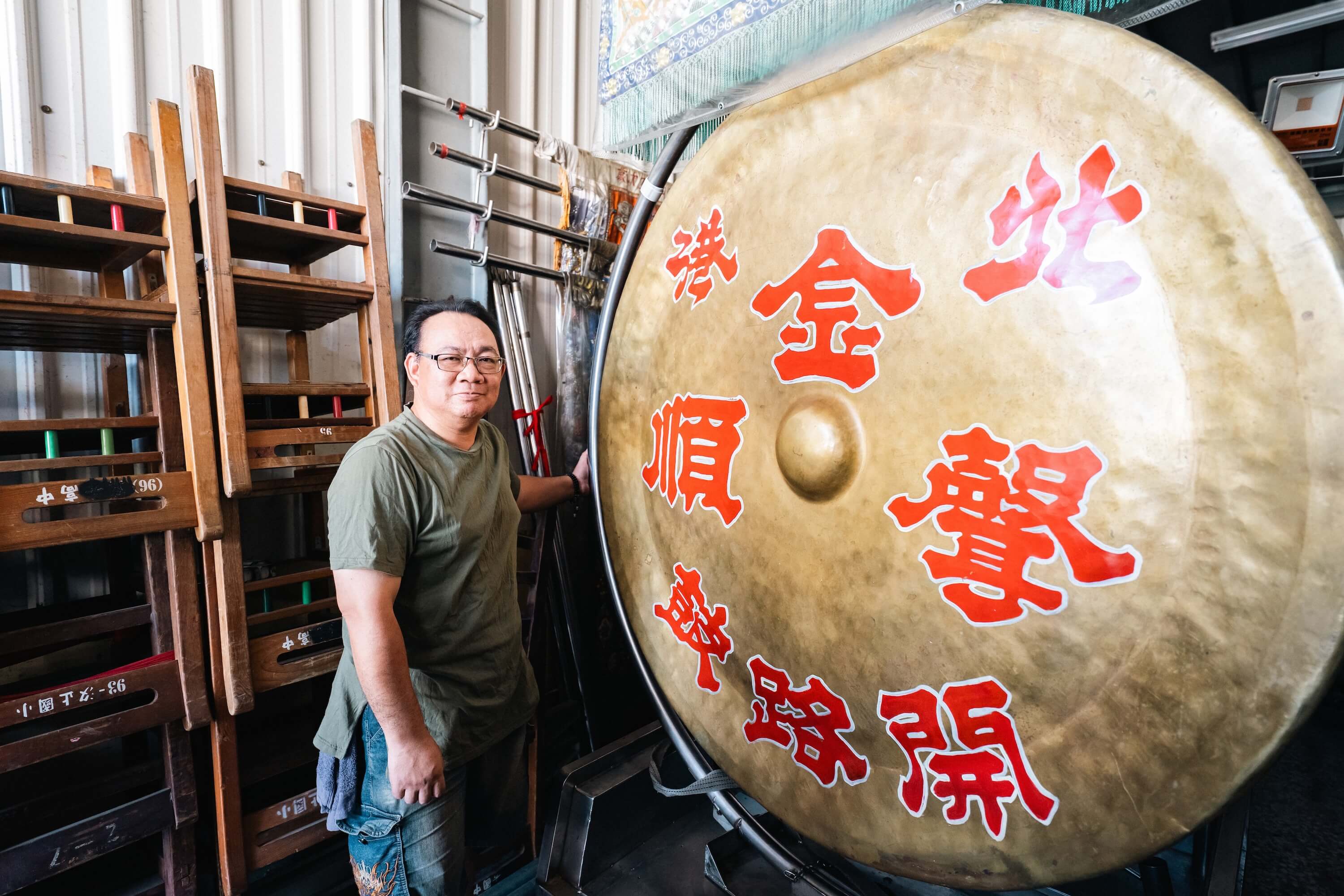 神像雕塑師林延樺細述金聲順開路鼓的故事。