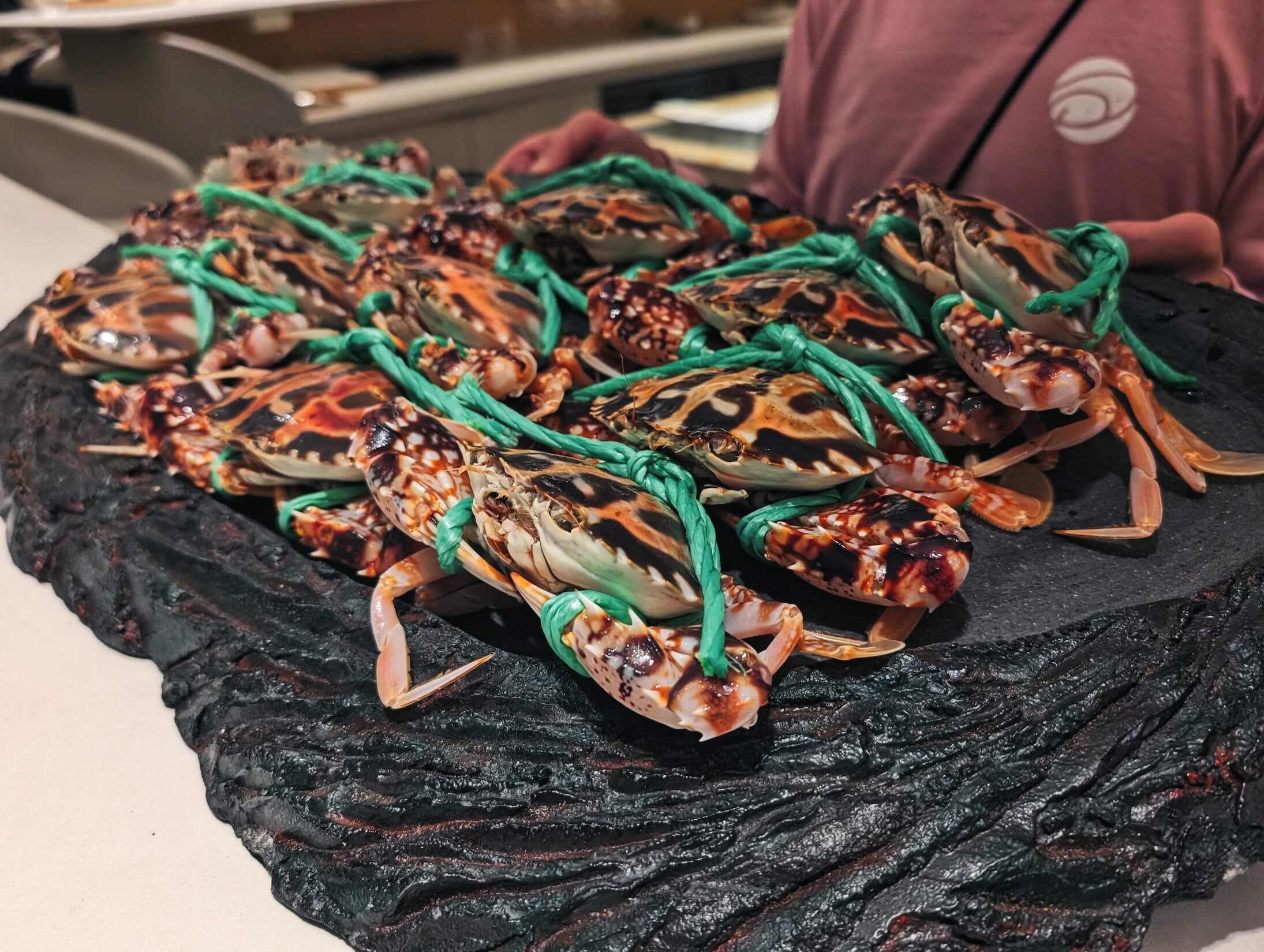 展示從產地直送的活蟹，經過短時間烹調後將呈現真蟹風味。圖片／高麗音