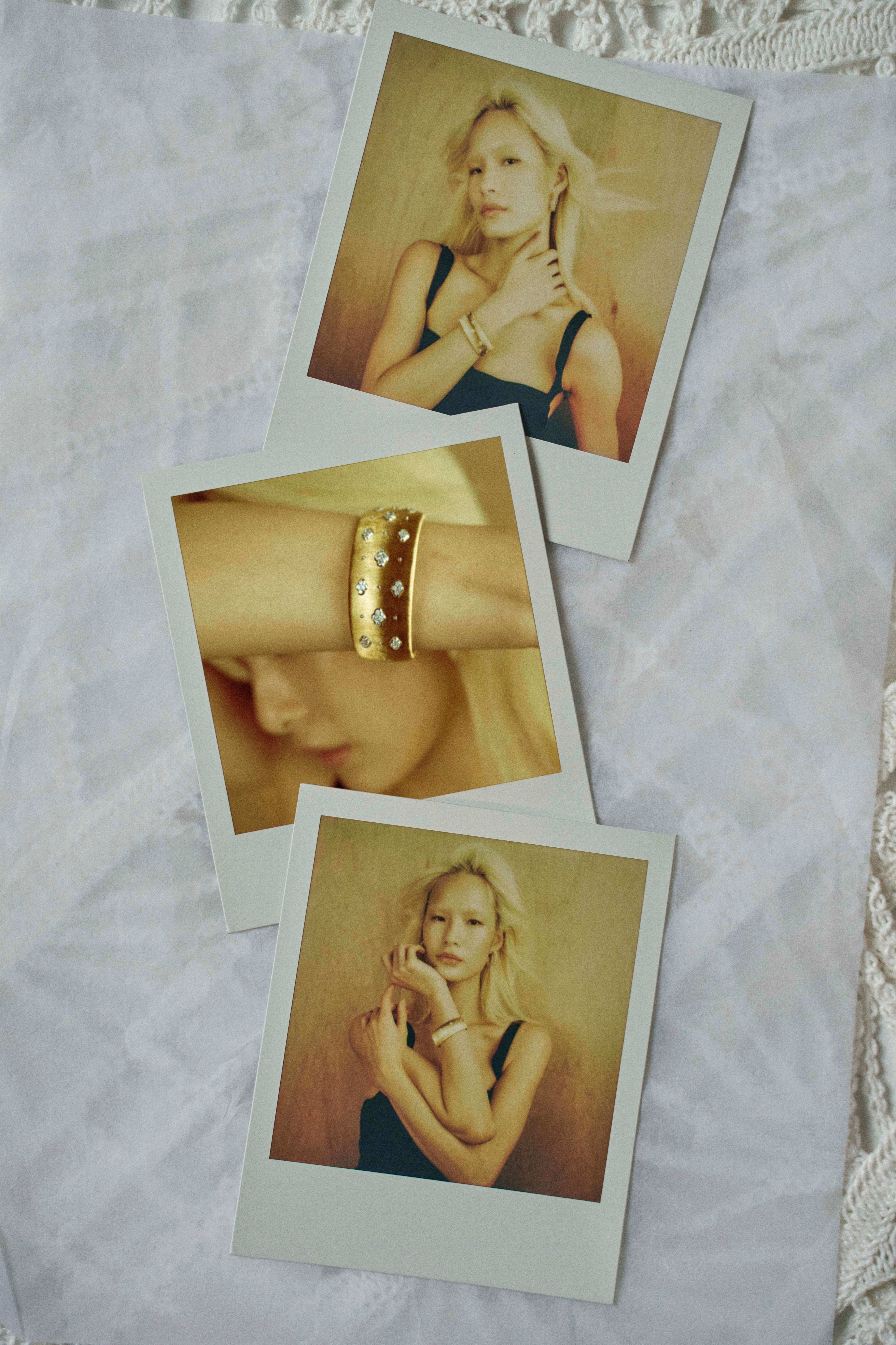 Buccellati ROMBI 黃金和白金鑽石耳環、Buccellati MACRI AB手鐲、Maje黑色緞面超長洋裝。