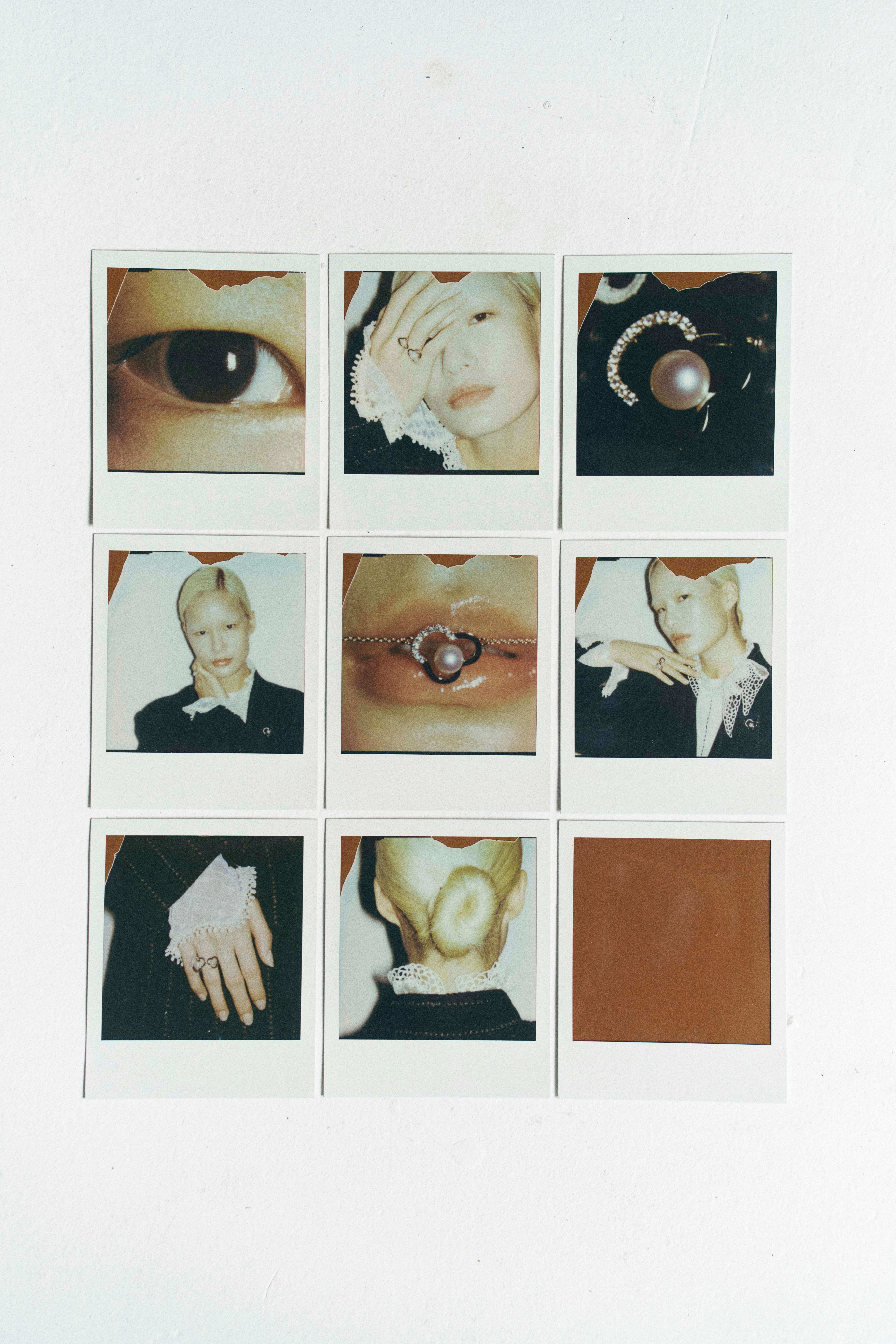 TASAKI Chants 系列 18K櫻花金阿古屋珍珠鑲鑽胸針、TASAKI Chants 系列 18K櫻花金阿古屋珍珠鑲鑽戒指、TASAKI Chants 系列 18K櫻花金阿古屋珍珠鑲鑽手鏈、Isabel Marant 白色滾邊蕾絲領飾上衣、Isabel Marant 深藍色毛呢繫腰帶外套。