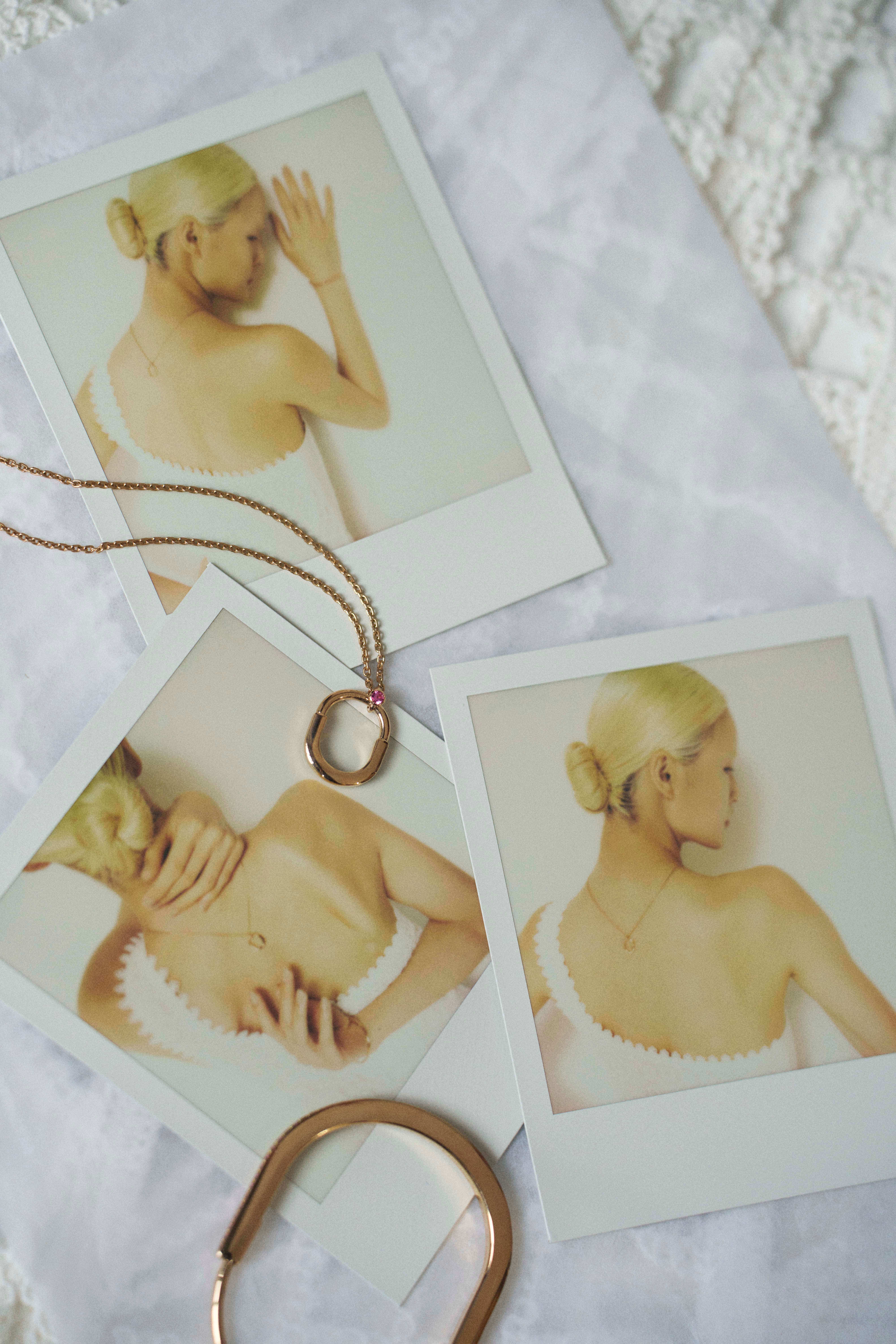 Tiffany Lock系列18K玫瑰金鑲嵌粉色藍寶石小型款項鍊、Tiffany Lock系列18K玫瑰金手圈、Maje 白色不對稱鉤編連身裙。