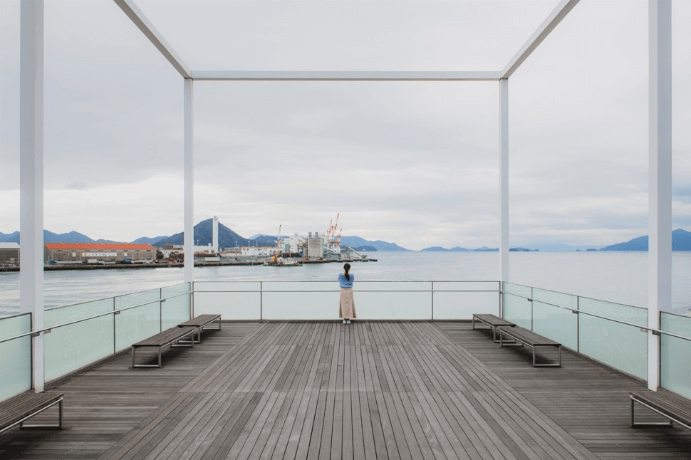 「廣島市環境局中工廠」有可遠眺瀨戶內海的戶外展望台，巧妙地將海天一色的美景融入其中。