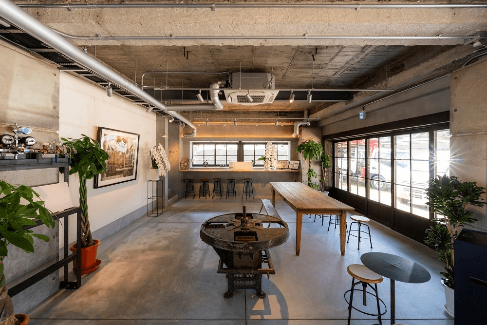 位於宮島市的「MAGOJii cafe & gallery」是將「紅葉堂」倉庫翻修後打造的複合式藝文空間。