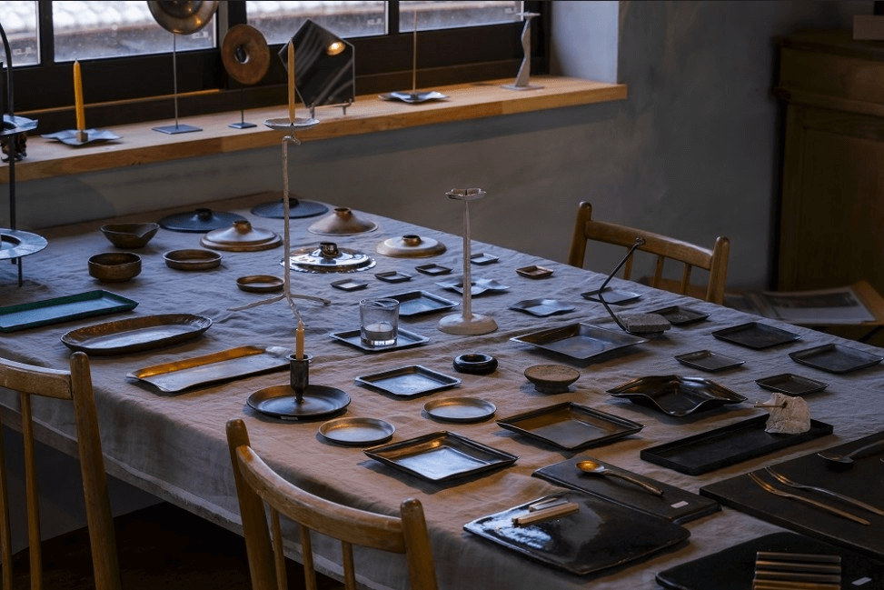 「MAGOJii cafe & gallery」的藝廊區域常有藝術家輪流開設展覽，旅客可輕鬆地接觸藝術。［