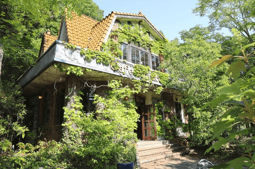 將餐廳重新改造的「森林與花之繪本博物館Garden Lei」，宛如童話故事中的森林小屋。