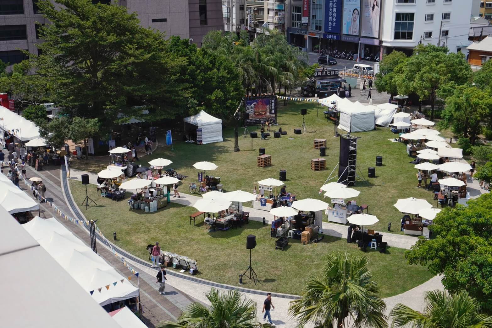 數十家漢堡職人、行動餐車以及在地小吃與甜點齊聚一堂,提供各式風格的美食。