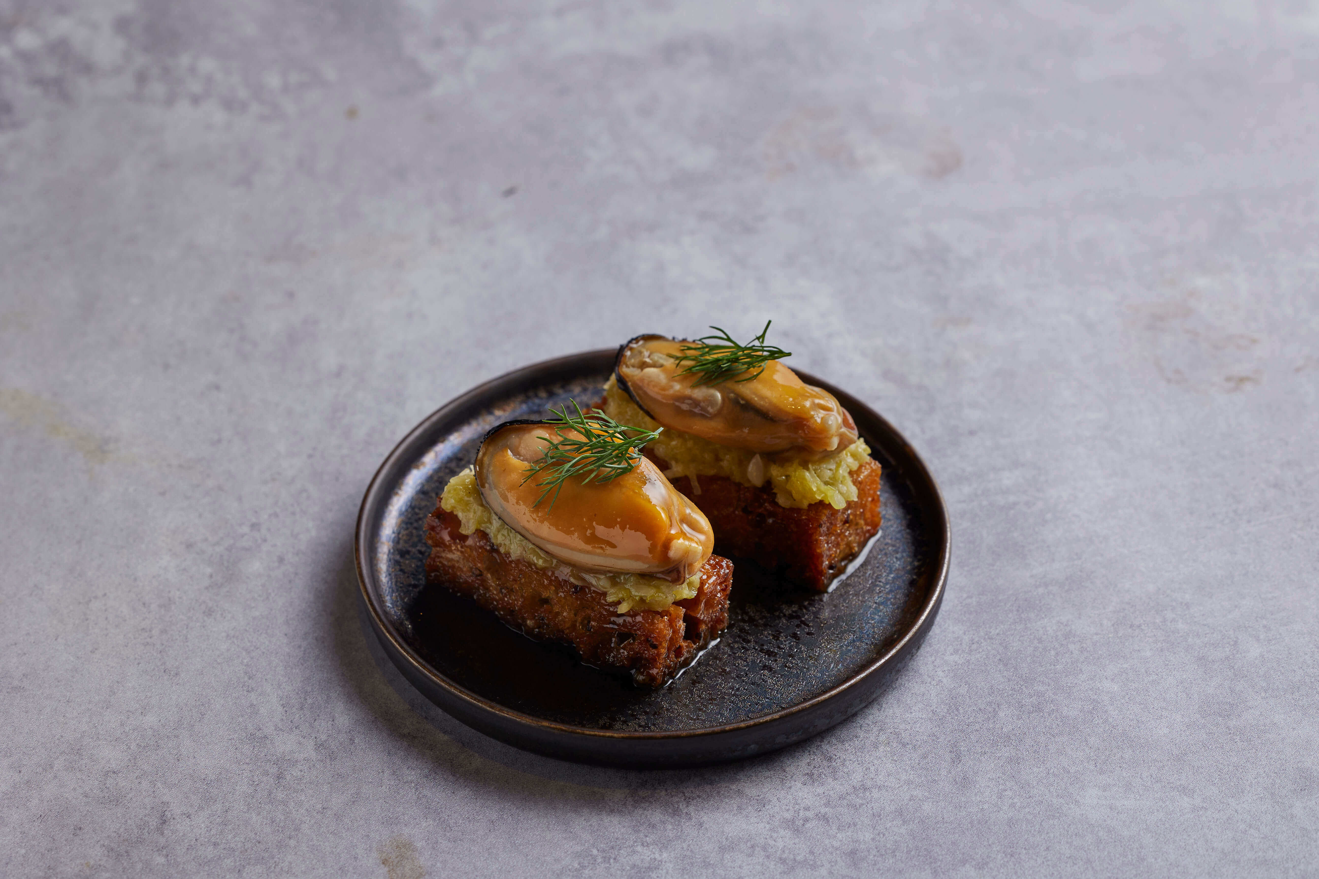 淡菜法式吐司佐韭蔥油醋醬