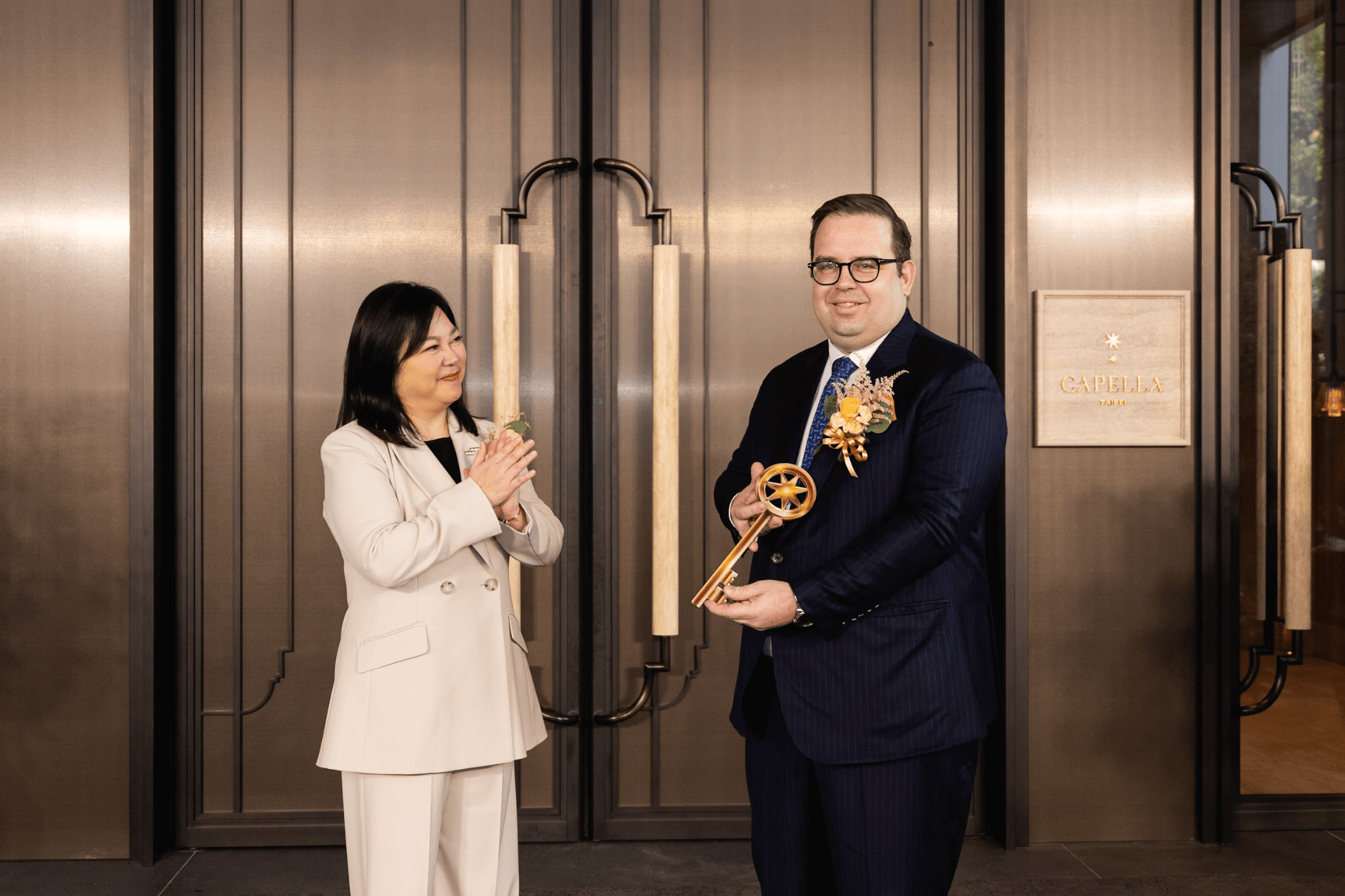 臺北嘉佩樂酒店於2025年4月1日開幕，國亨開發董事長邱德馨女士攜手臺北嘉佩樂酒店總經理羅德遠舉行「啟鑰儀式」。圖片提供／Capella Taipei