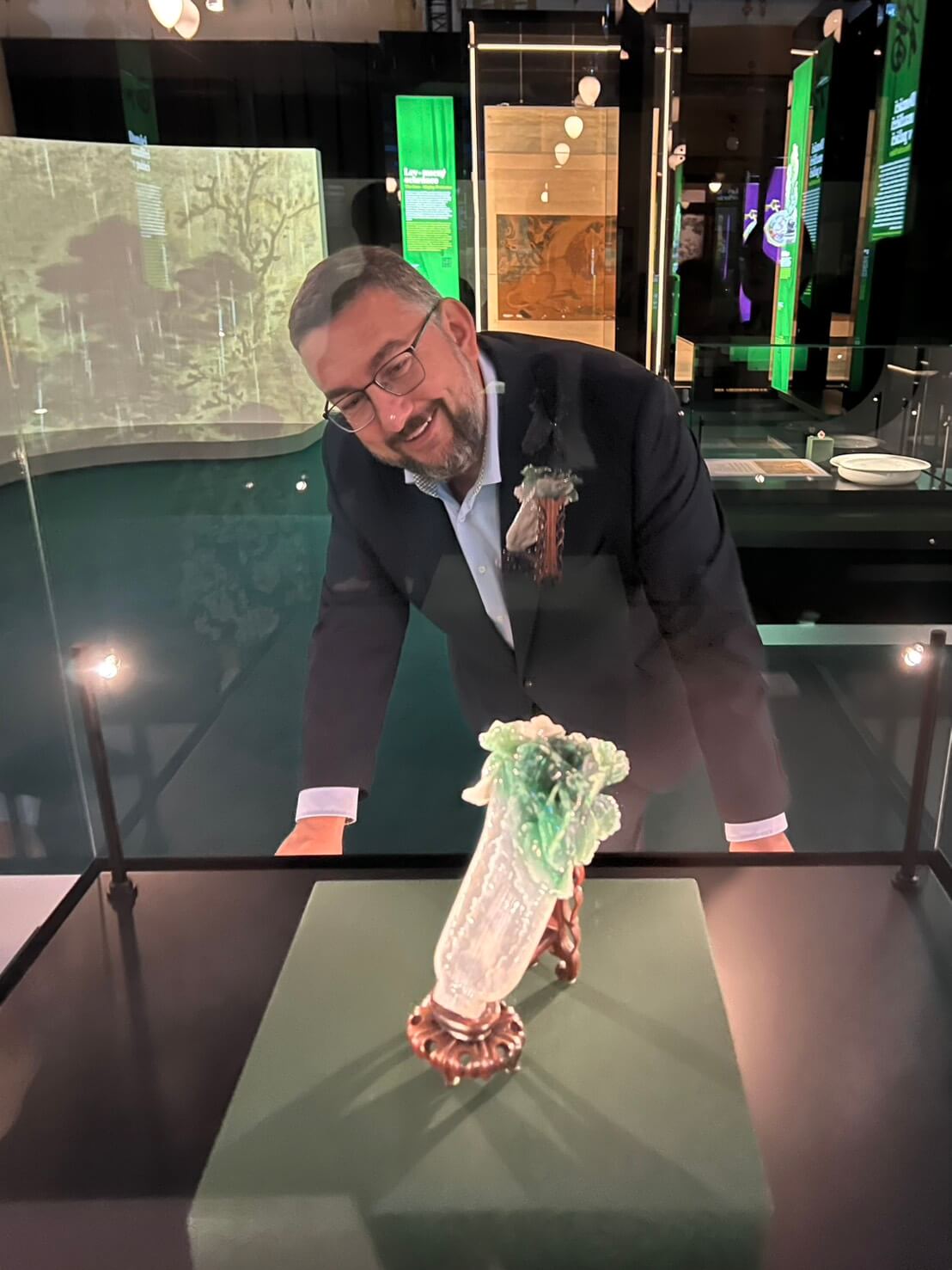 捷克國家博物館總館長盧卡其，欣賞故宮人氣國寶〈翠玉白菜〉。