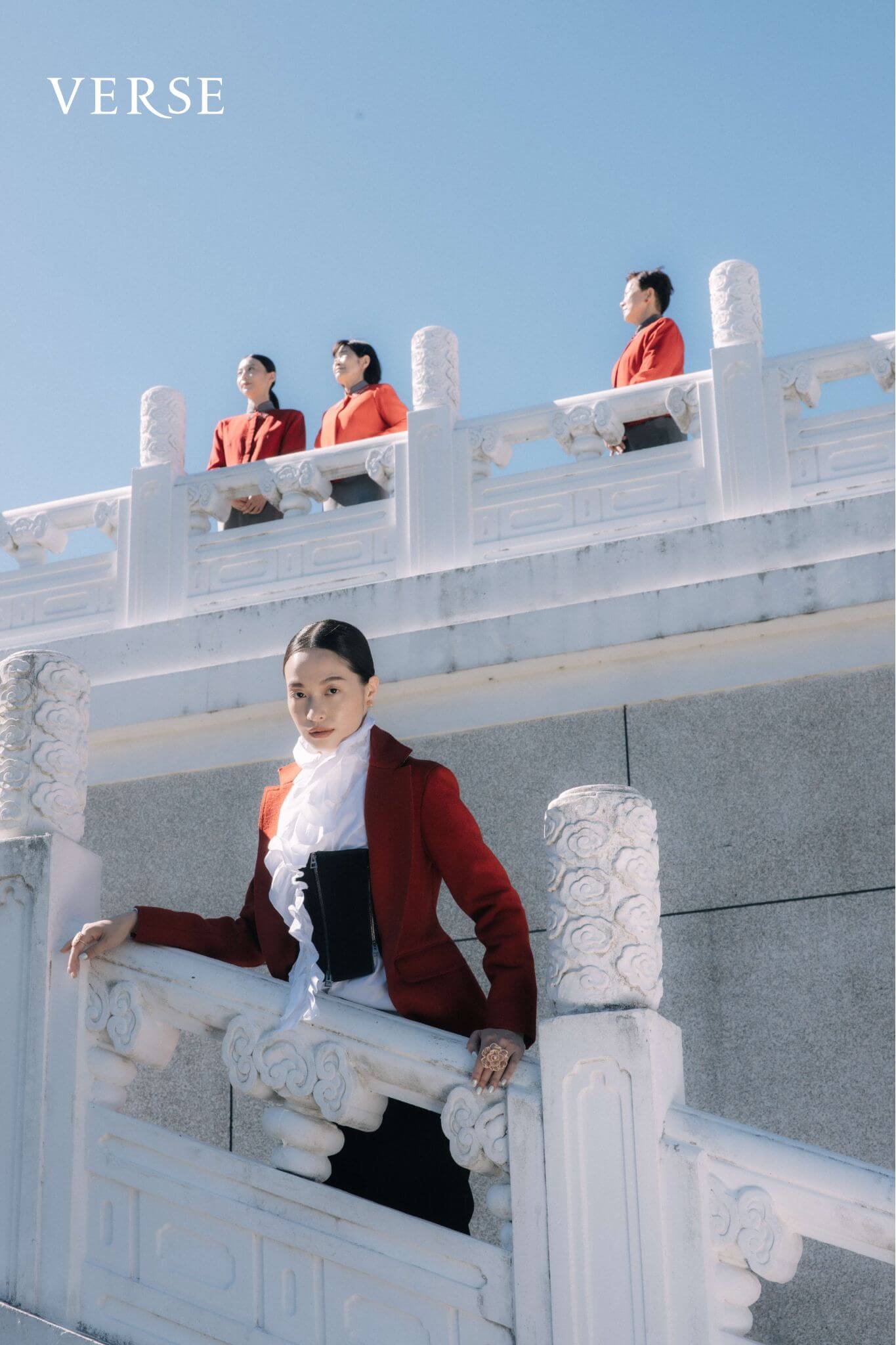 紅色毛呢合身西裝外套內襯馬甲、白色荷葉領襯衫、耳環、花朵圖案戒指 all by Dior