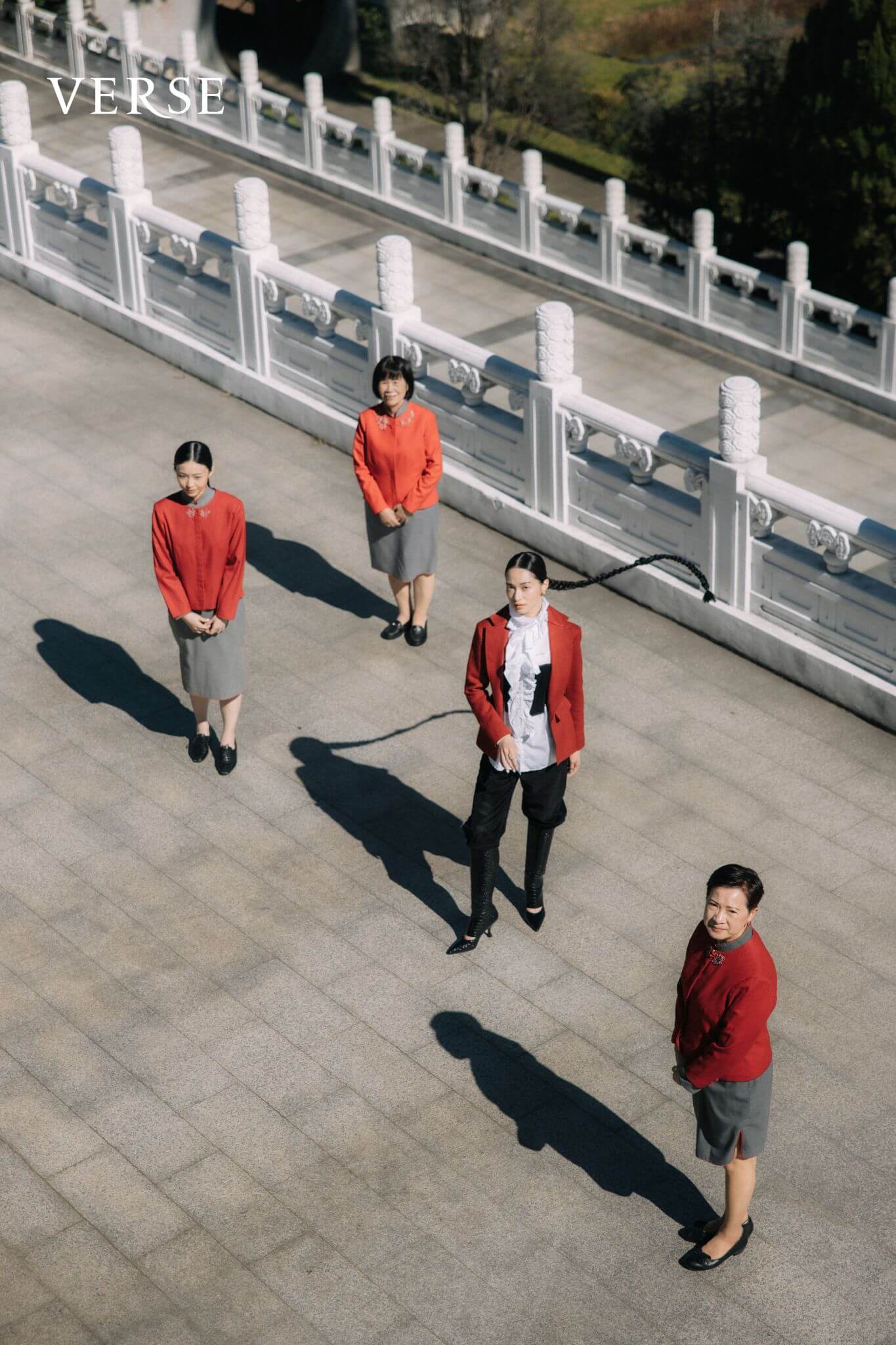 紅色毛呢合身西裝外套內襯馬甲、白色荷葉領襯衫、百慕達黑色短褲、黑色皮革長靴、耳環、戒指 all by Dior